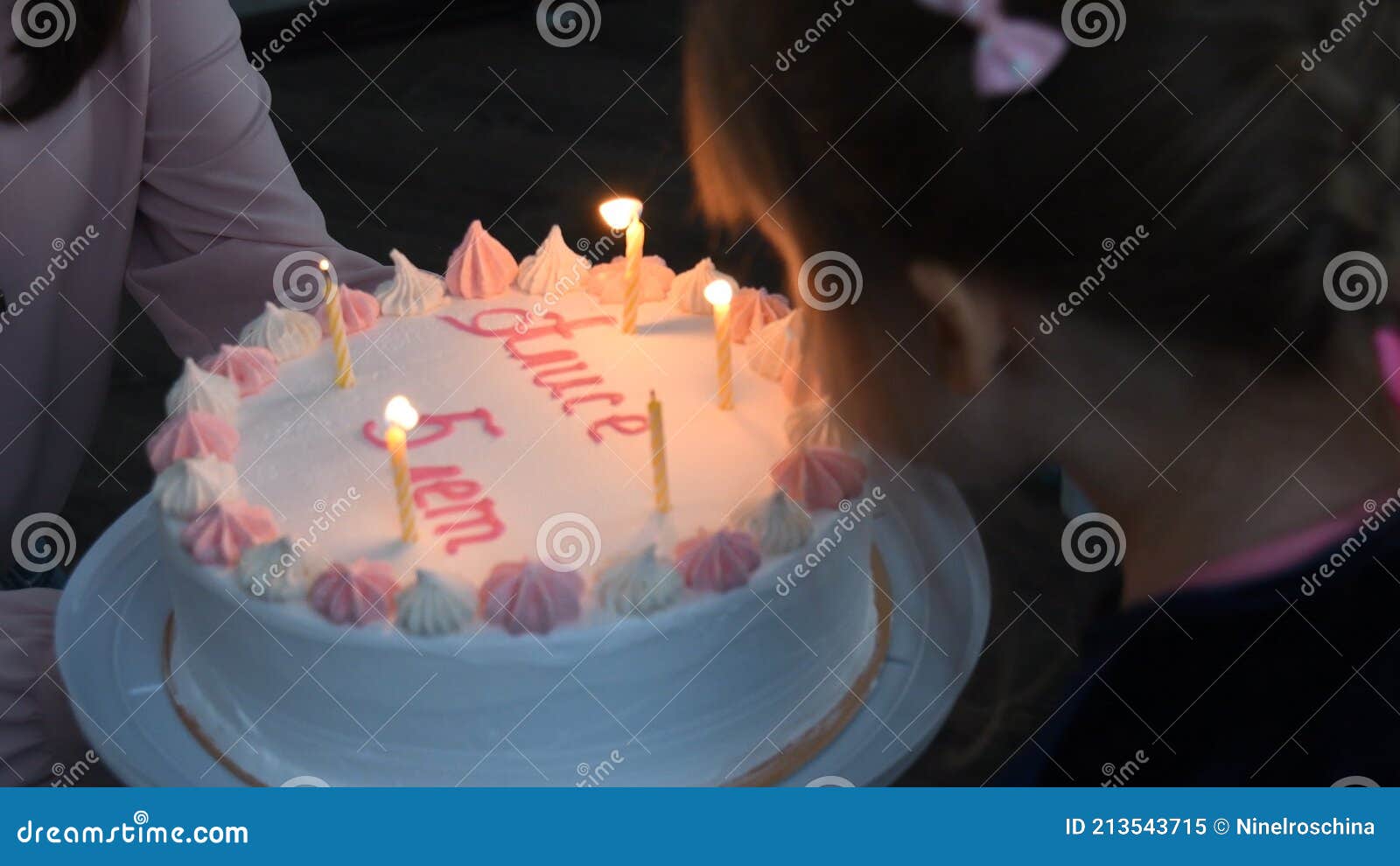 Petite Fille Soufflant Des Bougies Au Gâteau D'anniversaire Pour Ses 5 Ans  Célébration Image stock - Image du maison, dessert: 213543715