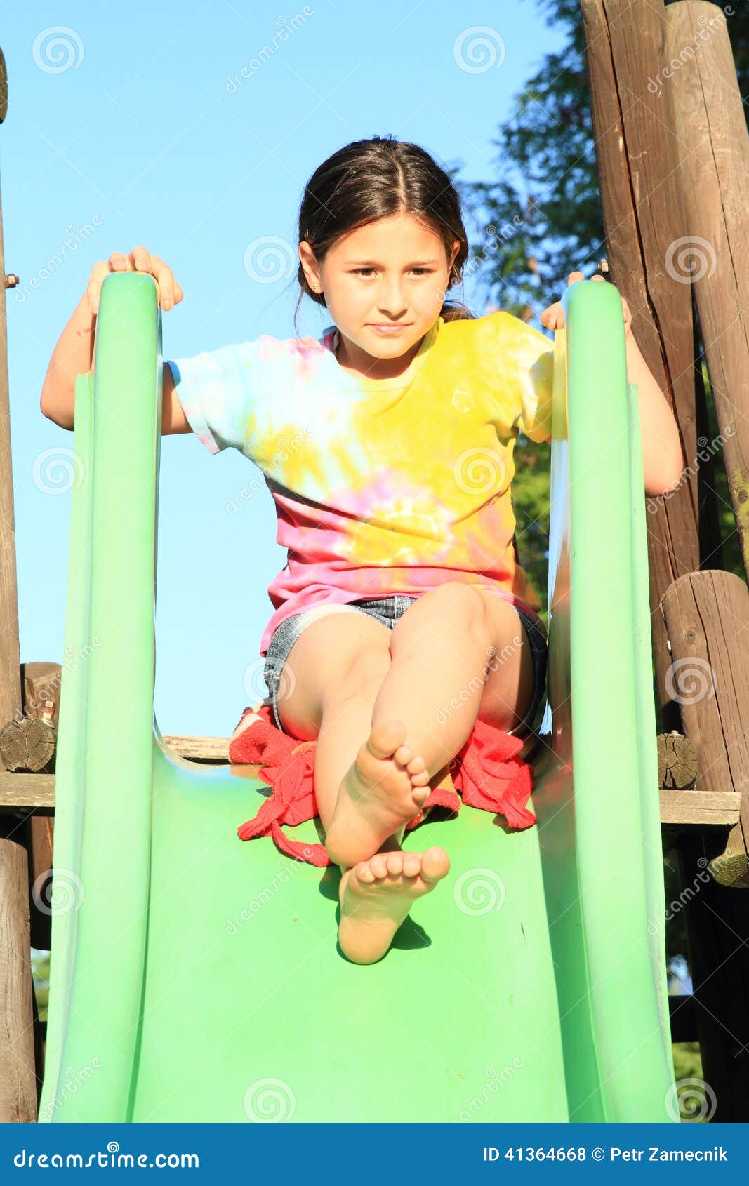 Petite Fille Sur Une Glissière Photo stock Image du jeune, nu 41364668