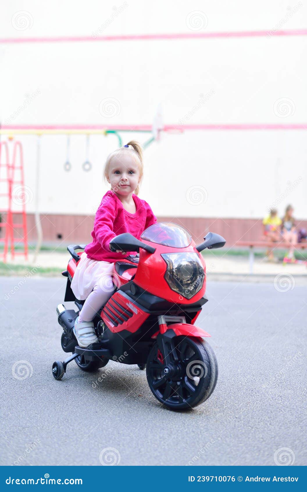 Belle Petite Fille S'amuser Sur Sa Moto Jouet