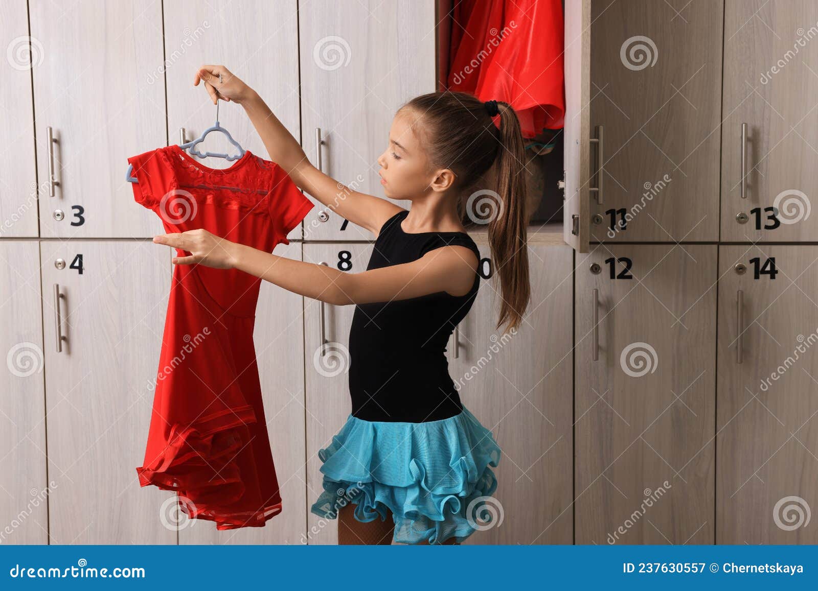 Petite Fille Tenant Le Cintre Avec Une Belle Robe Dans Le Vestiaire Image  stock - Image du sain, fond: 237630557