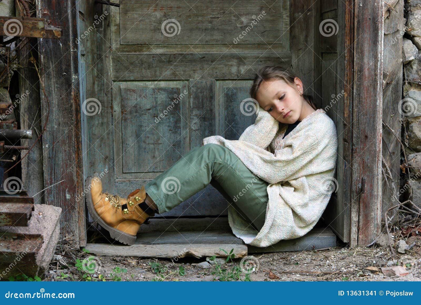 Petite fille triste image stock. Image du personne, visage 13631341