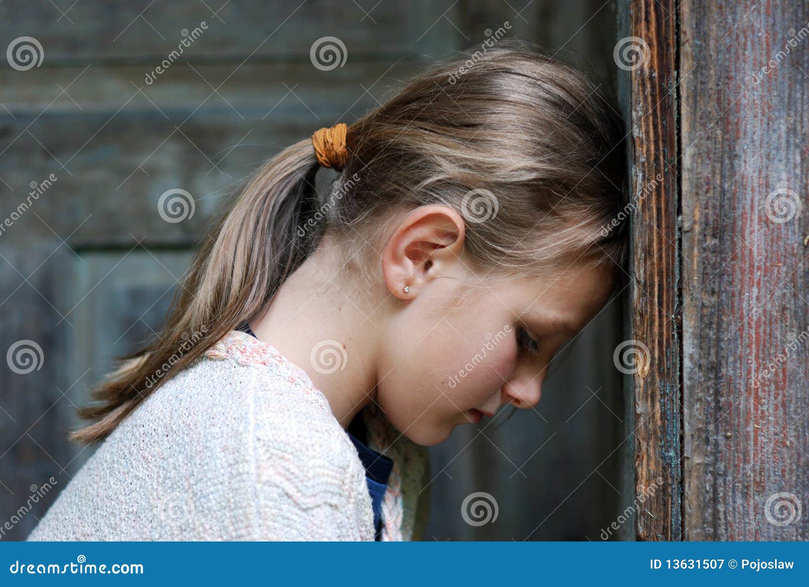 Petite fille triste image stock. Image du personne, seul 13631507