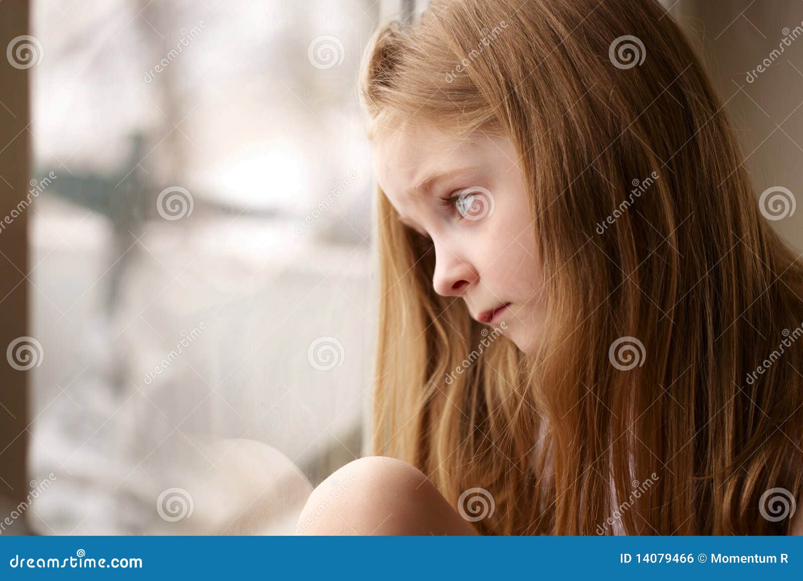 Petite fille triste photo stock. Image du comportement 14079466