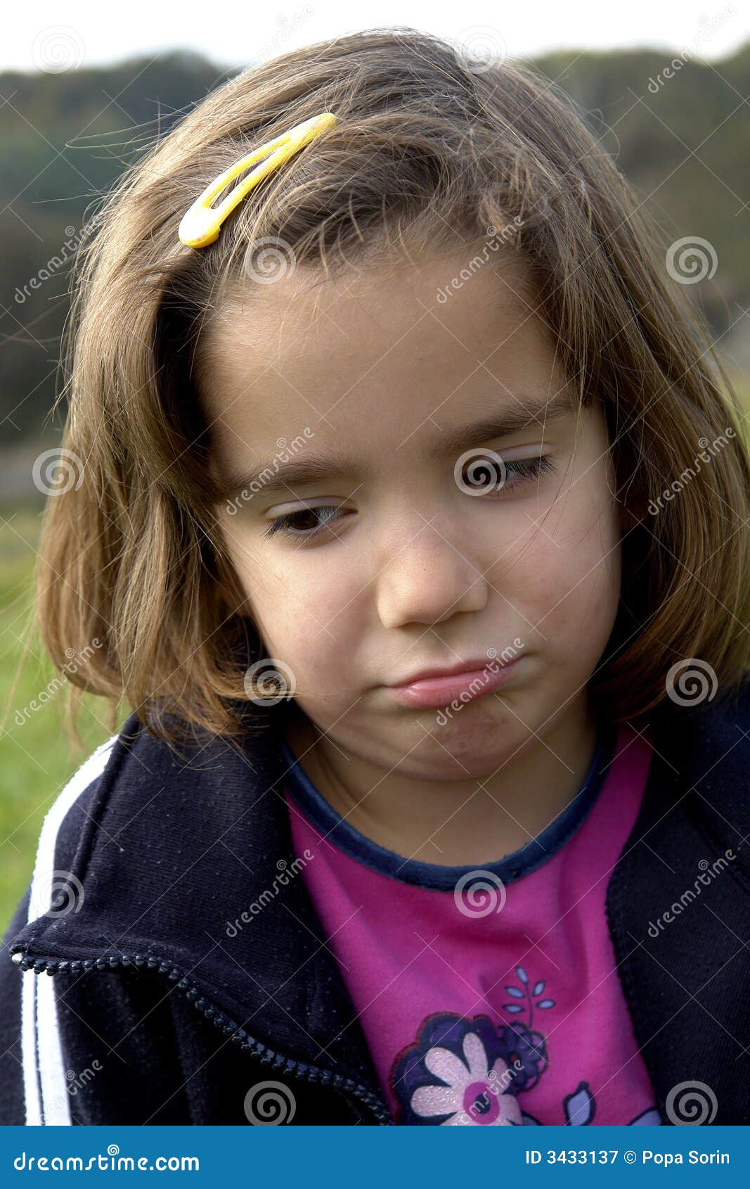 Petite fille triste image stock. Image du dépression, émotion 3433137