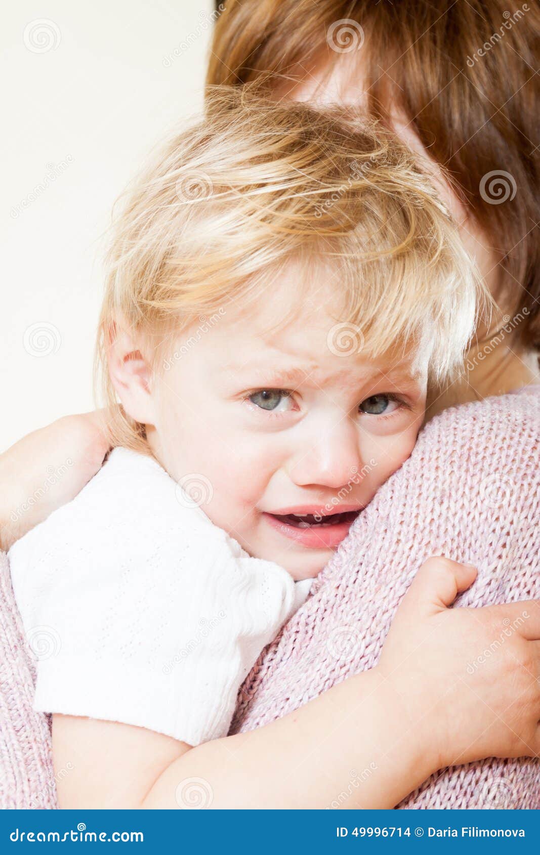 Petite Fille Triste Sur Des Mains A La Maman Photo Stock Image Du Parent Infant Petite Fille Triste Sur Des Mains A La Maman Photo Stock Image Du Parent Infant