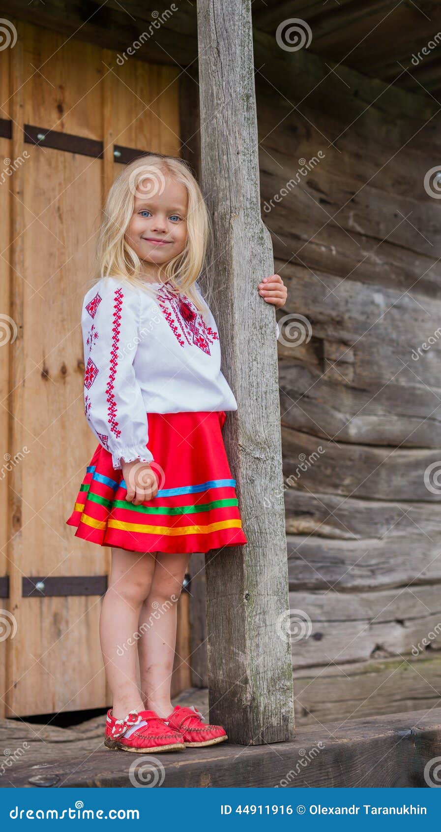 Petite fille coréenne-ukrainienne de 2 ans jouant avec des