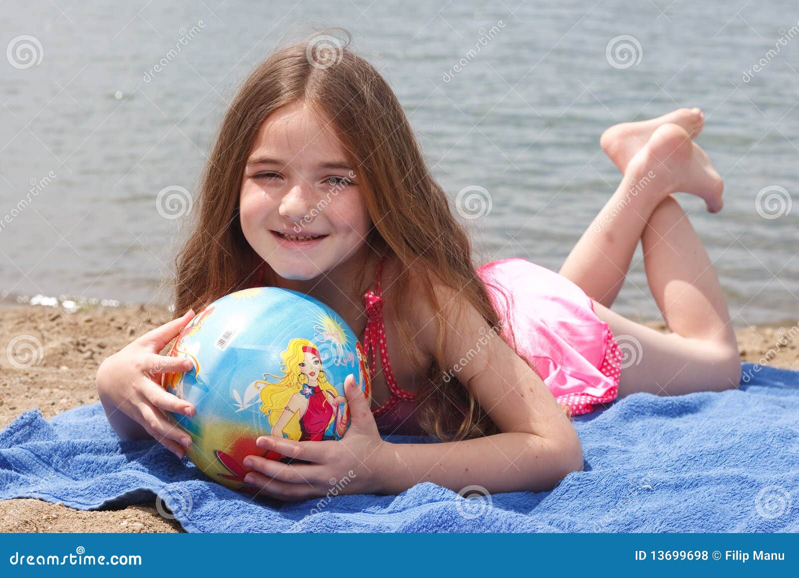 petite fille à la plage photo stock image du sourire 13699698