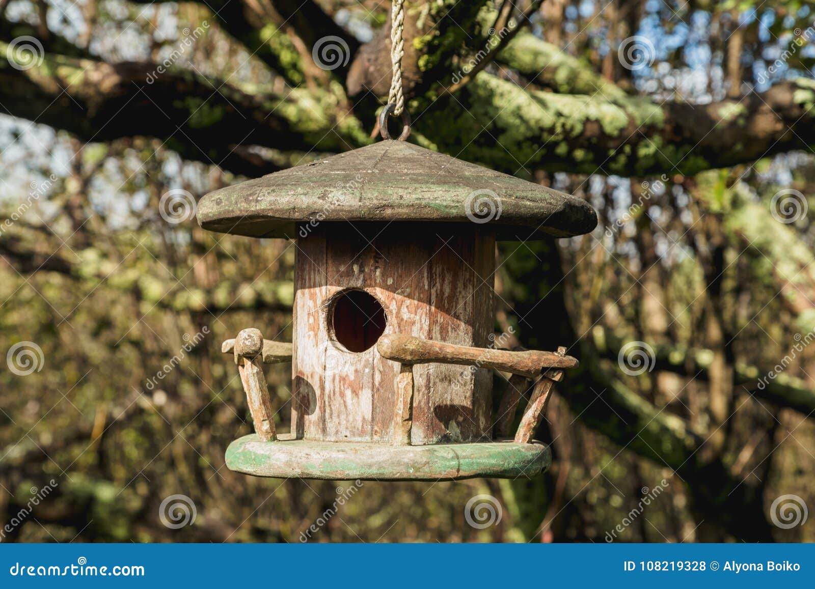 Petite Maison D'oiseau Dans Le Jardin Photo stock - Image du cloué,  nichoir: 108219328