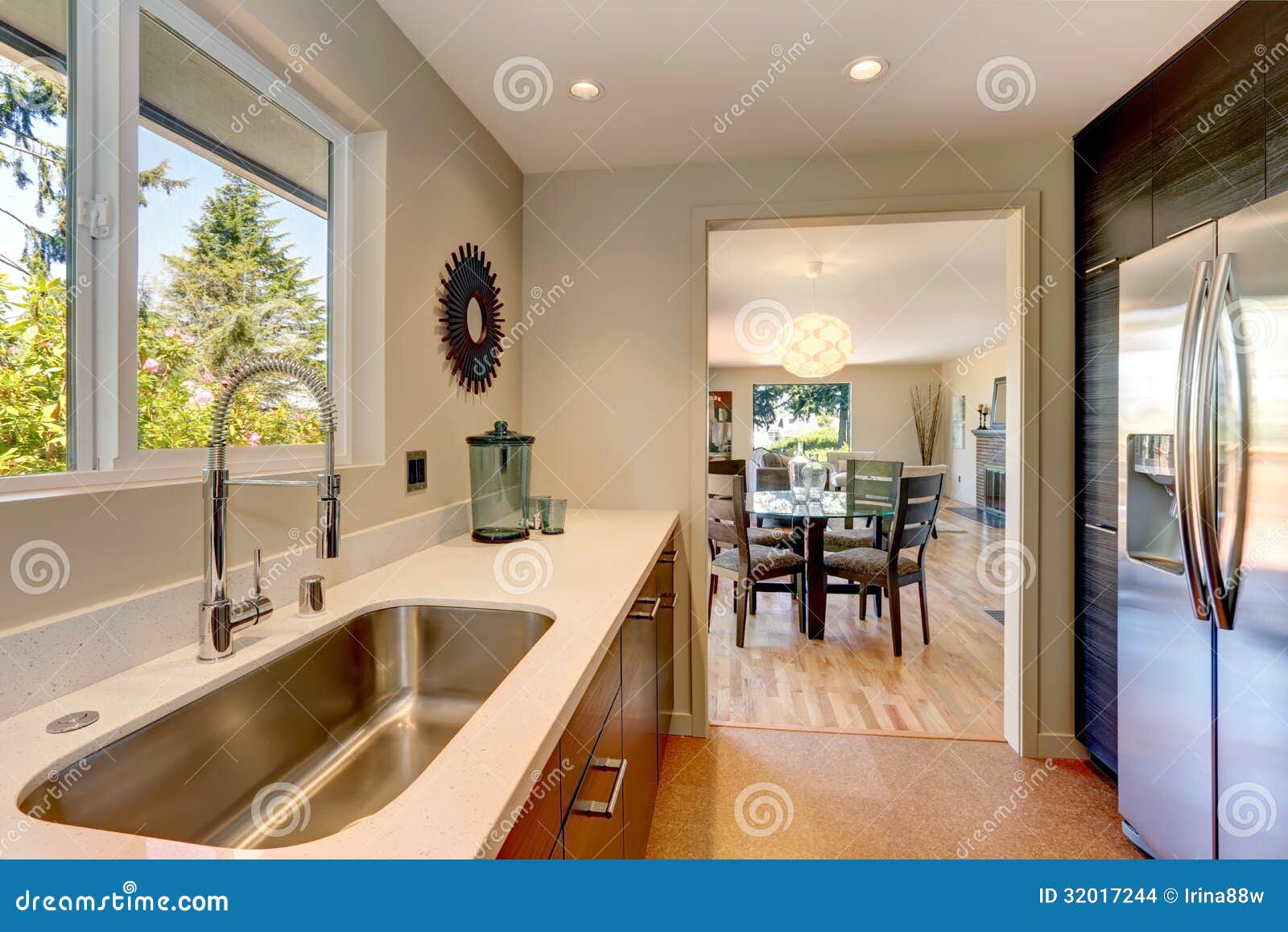 Grand blanc neuf moderne de cuisine photo libre de droits image ...