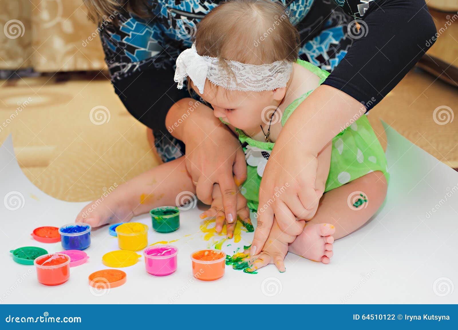 Petite Peinture De Bebe Par Ses Mains A Une Maison Avec La Mere Photo Stock Image Du Joie Retrait