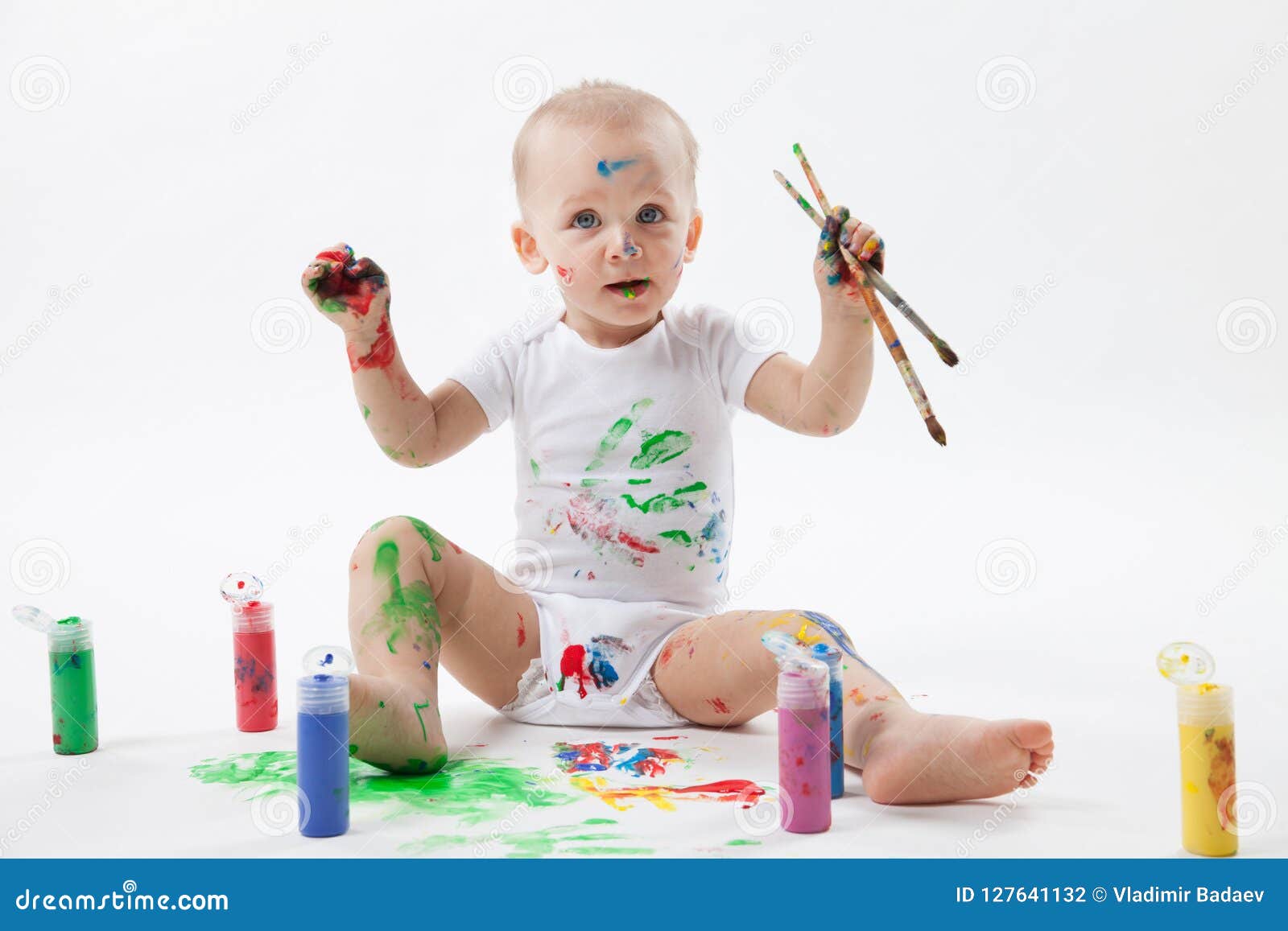 Petite Peinture Mignonne De Bebe Avec Le Pinceau Et Les Peintures Colorees Sur Le Fond Blanc Photo Stock Image Du Attraction Couleur Petite Peinture Mignonne De Bebe Avec Le Pinceau Et Les Peintures Colorees Sur Le Fond Blanc Photo Stock Image Du Attraction Couleur