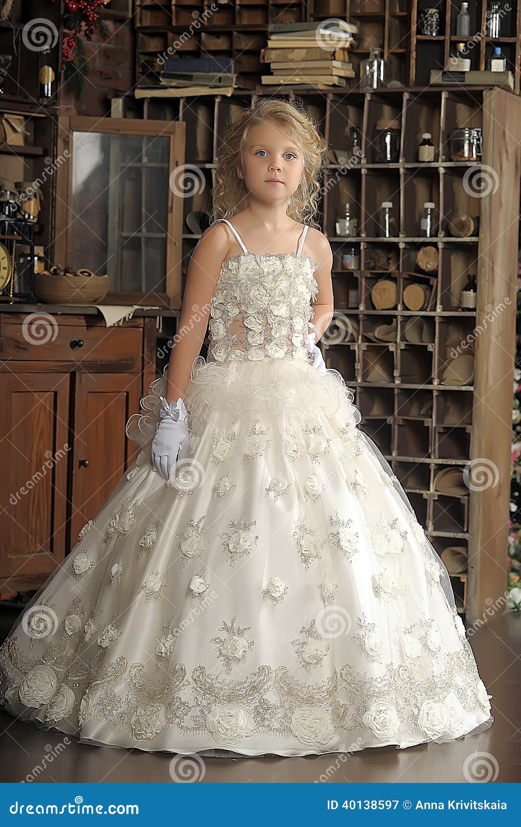 Petite Princesse En Robe Blanche Et Fleurs Rouges Image stock Image