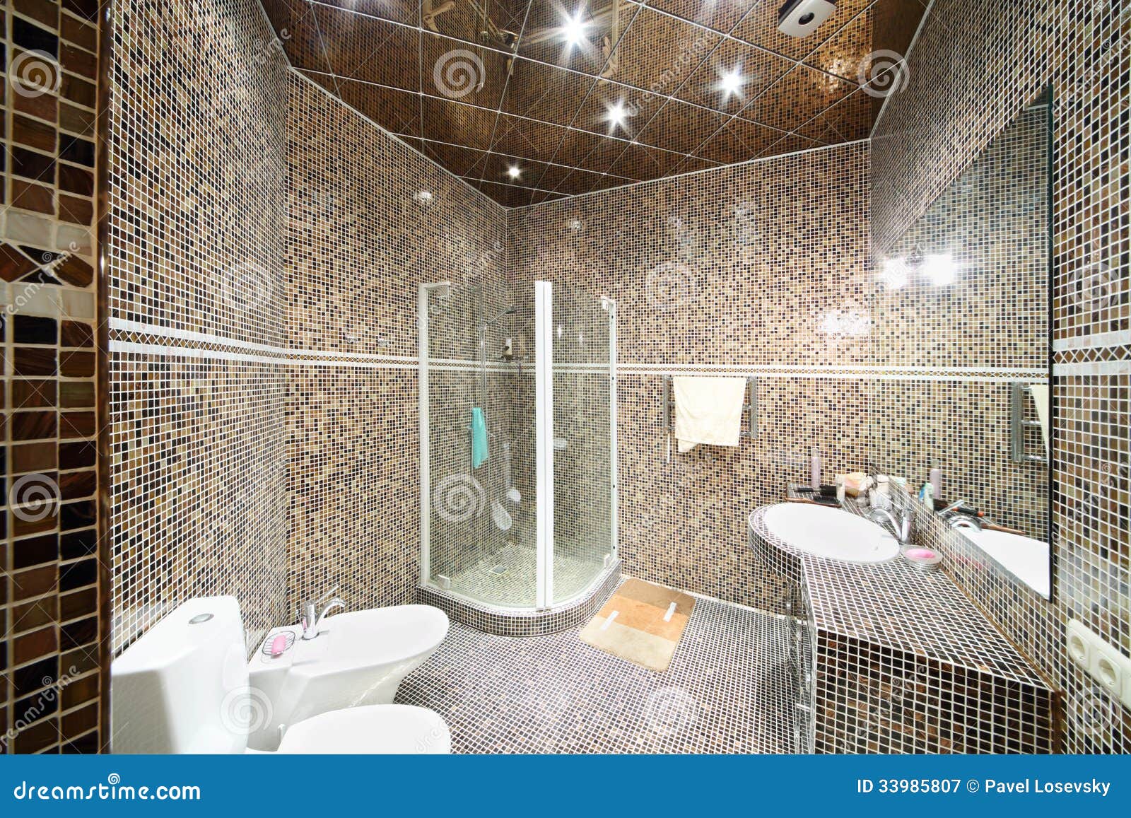 Salle de bains propre avec le bain, la carlingue de douche, la ...