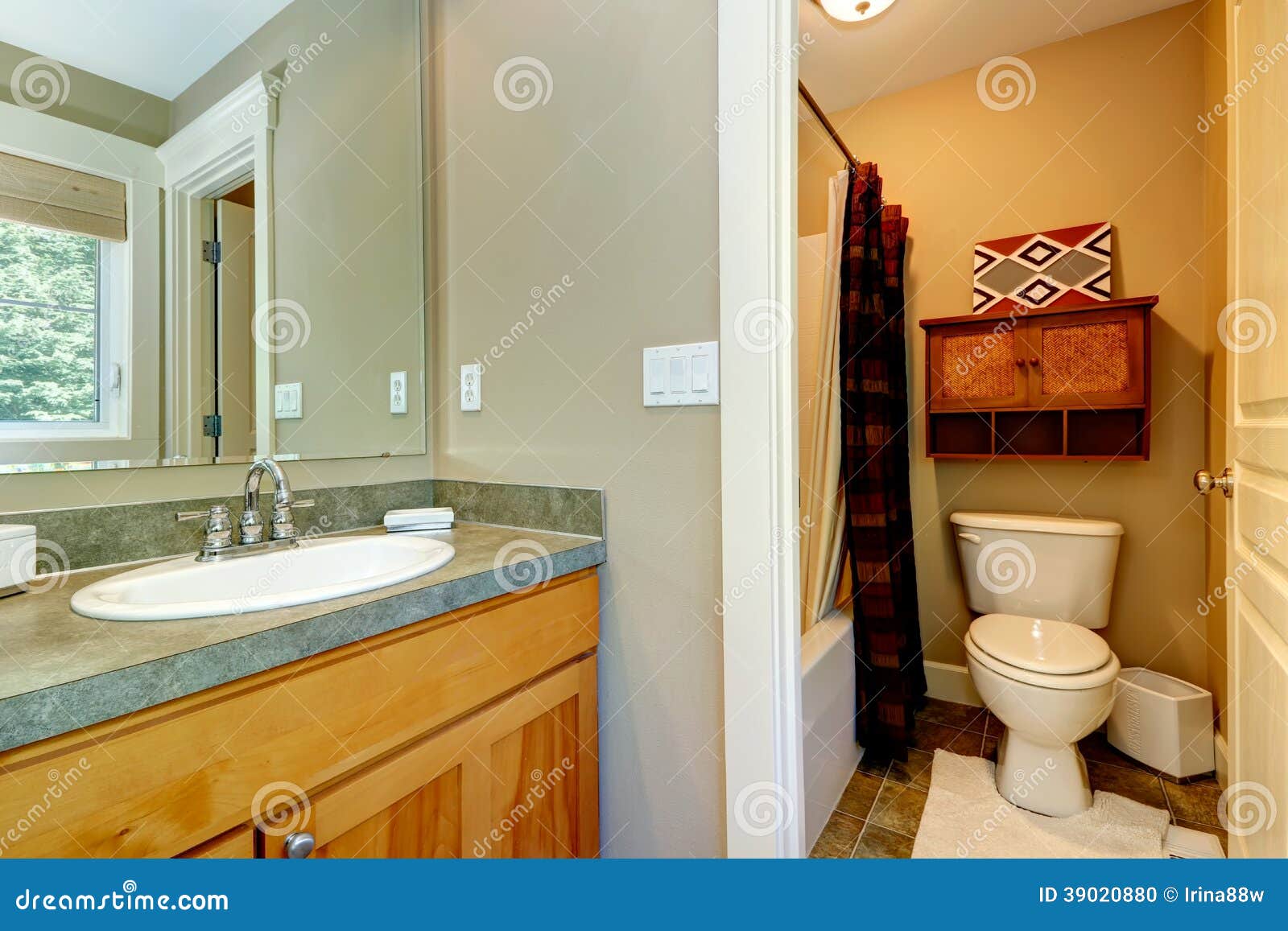 Petite salle de bains dans la chambre à coucher principale photo ...