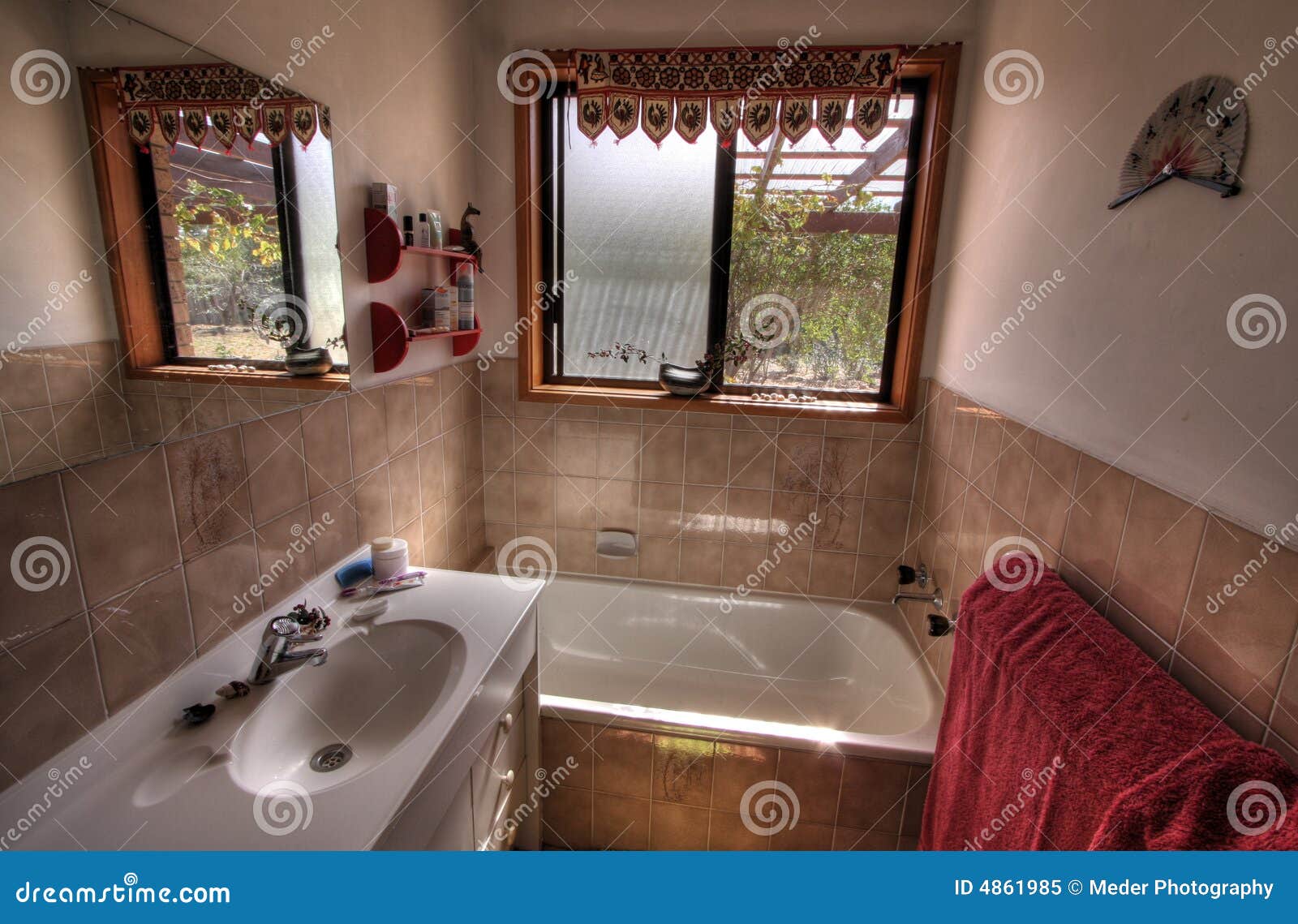 Petite salle de bains moderne photos stock image: 30715603