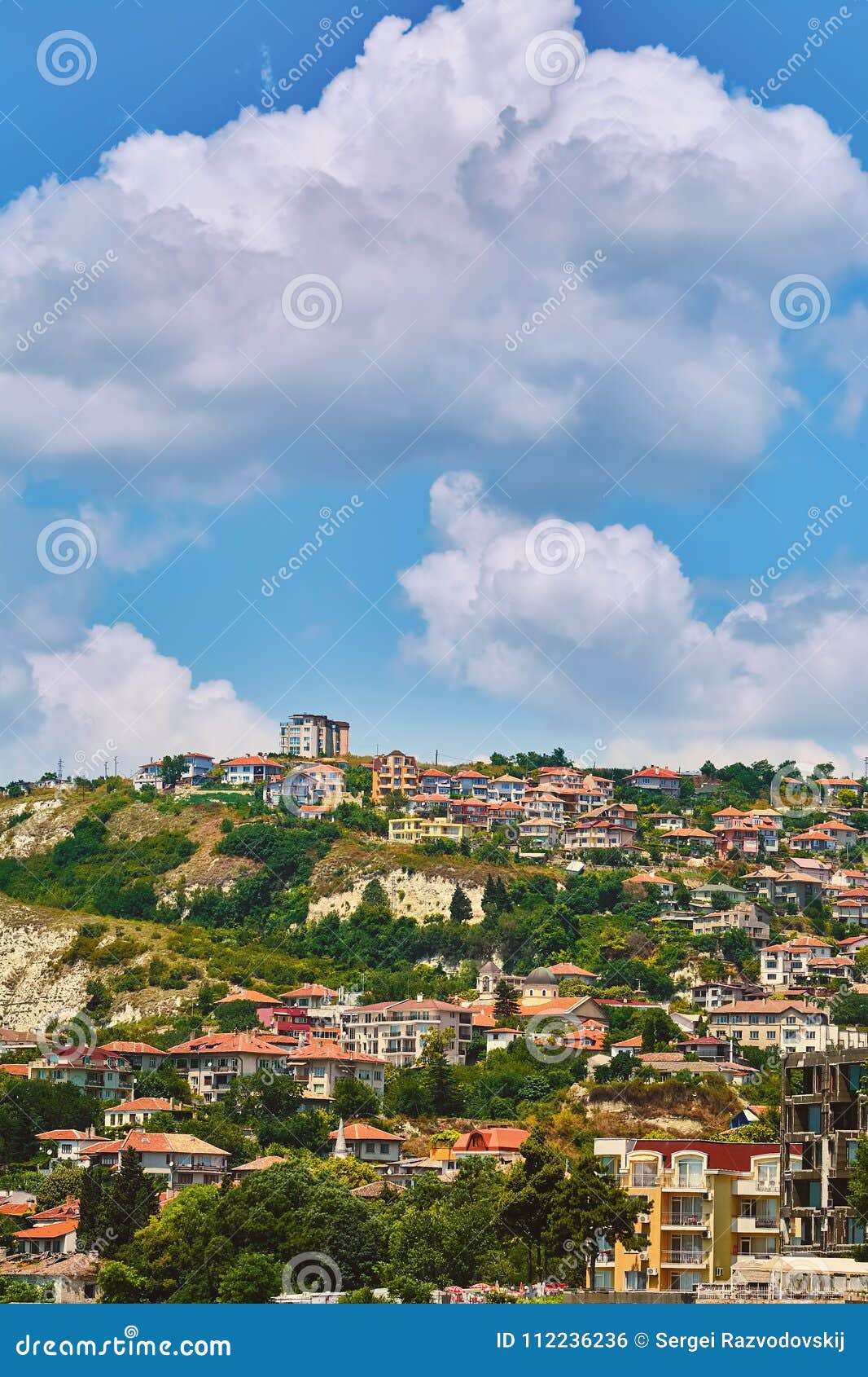 Petite ville en Bulgarie. Chambres de petite ville Balchik sur la pente d'une colline en Bulgarie
