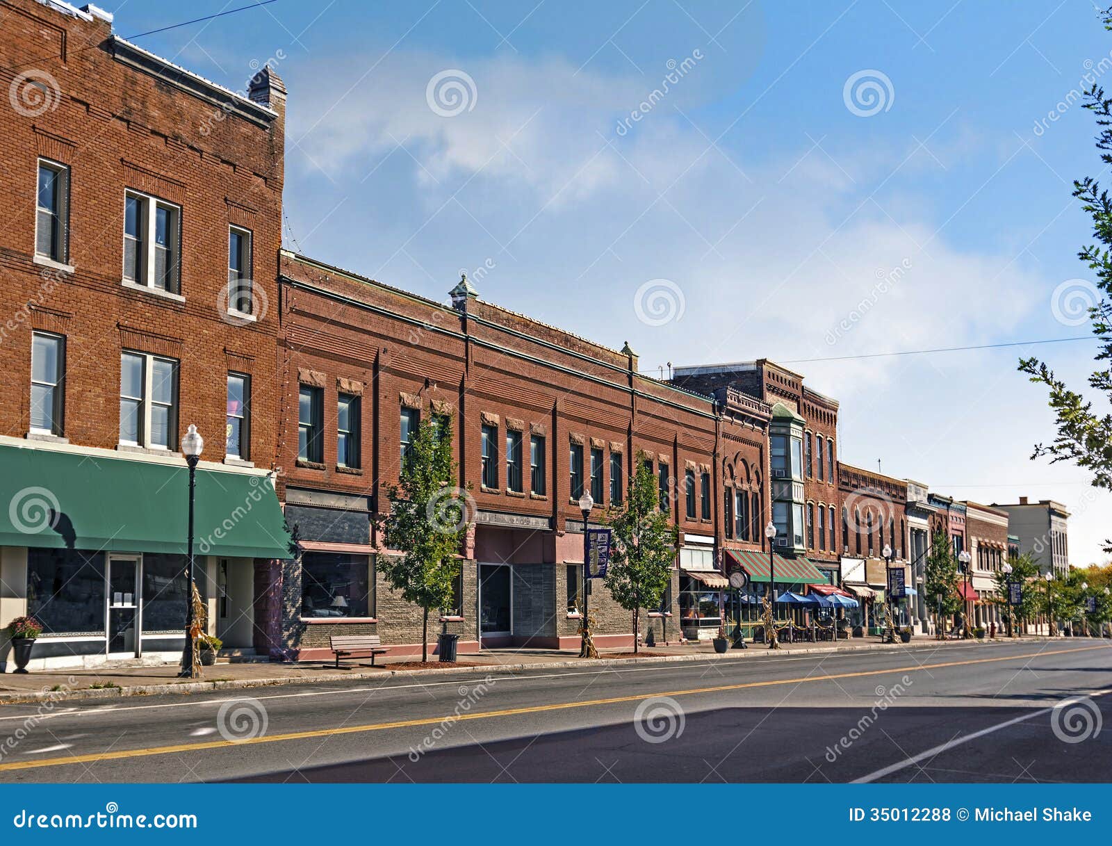 Petite ville Main Street photo stock. Image du nuages 35012288