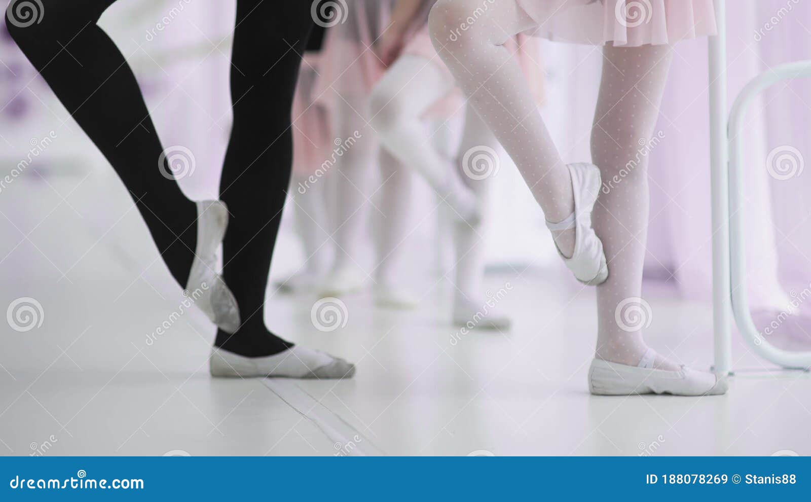 Petites Ballerines Dans Des Collants De Danseurs Violets De