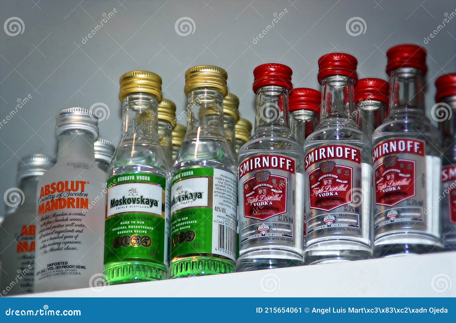 https://thumbs.dreamstime.com/z/petites-bouteilles-de-spiritueux-vodka-absolut-moskovskaya-et-smirnoff-madrid-espagne-d-alcool-qui-contiennent-la-quantit%C3%A9-pour-215654061.jpg