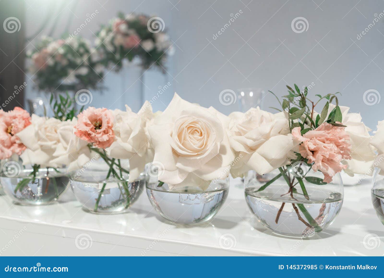 Small Flower Arrangements in Ball Glass Vases. the Table of the Newlyweds  Image stock - Image du fourchette, cuivre: 145372985