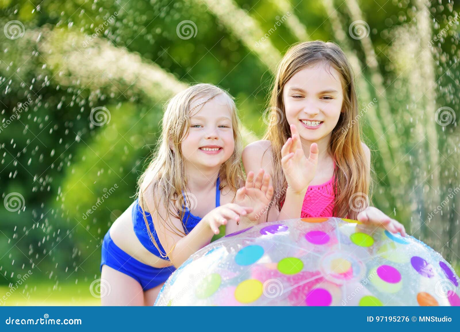 Petites Filles Adorables Jouant Avec Du Ballon De Plage Gonflable