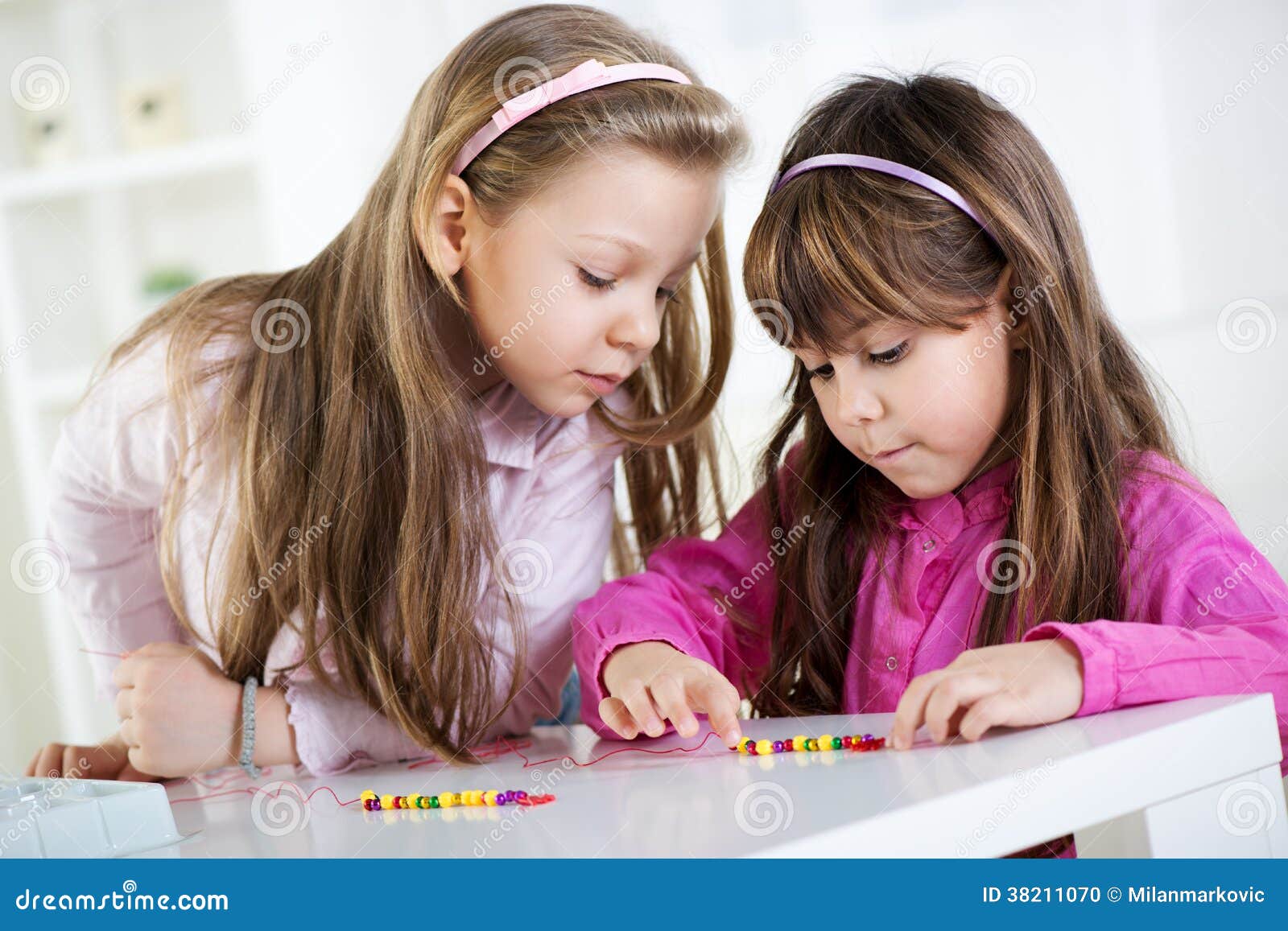 Deux petites filles mignonnes jouant à la maison.