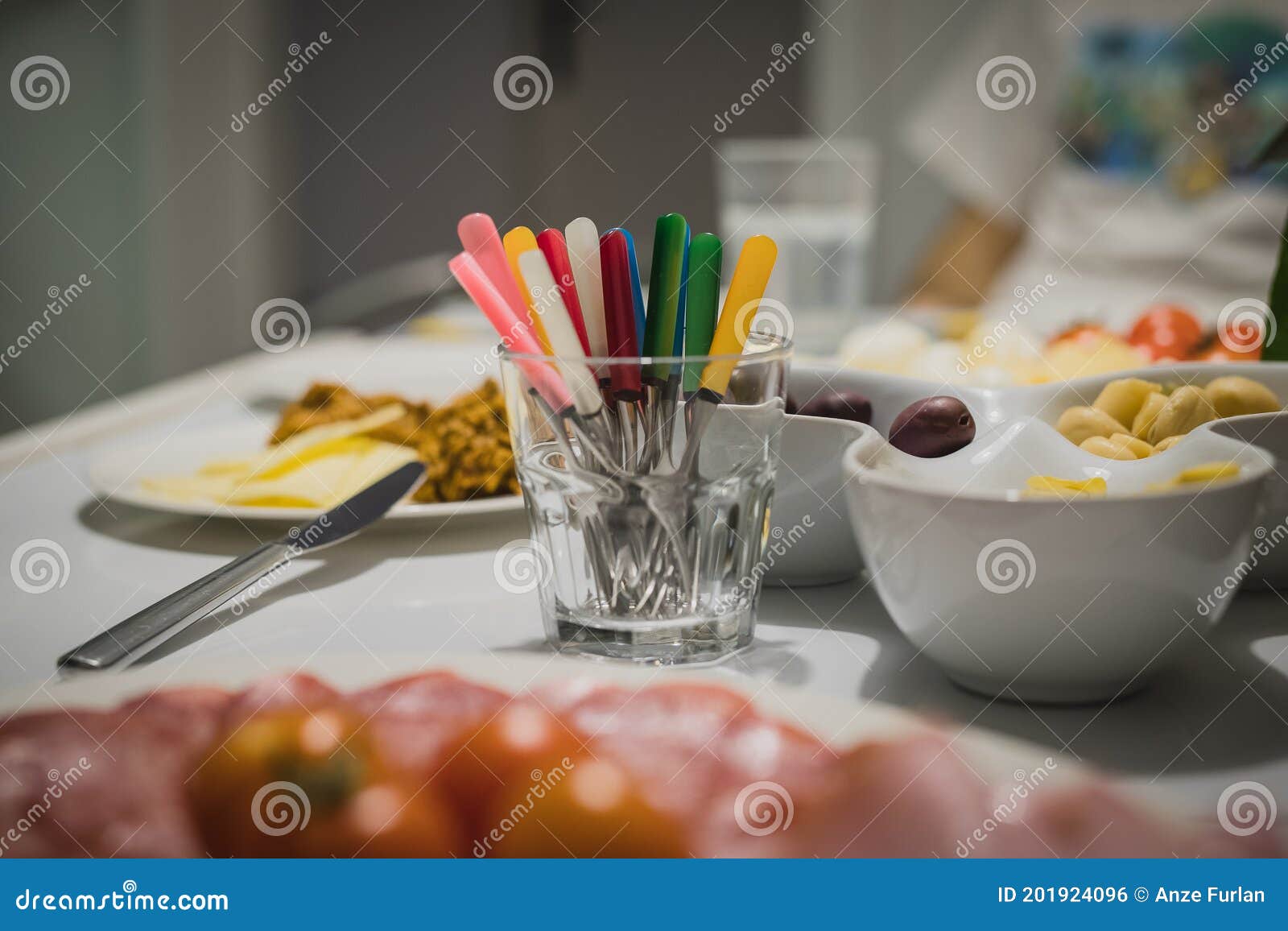 Petites Fourchettes Colorées De Pique-nique Ou Partie Prêtes à