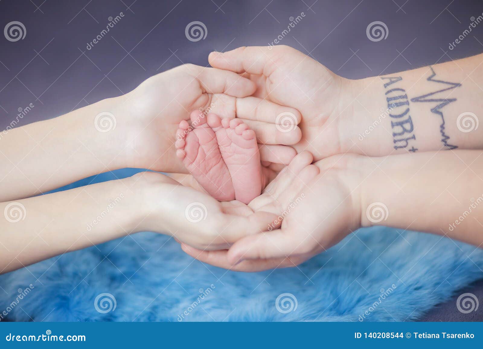 Petites Jambes D Un Enfant Nouveau Ne Dans Les Mains De La Maman Et Du Papa Dans Les Mains Des Parents Photo Stock Image Du Parent Pere Petites Jambes D Un Enfant Nouveau Ne Dans Les Mains De La Maman Et Du Papa Dans Les Mains Des Parents Photo Stock Image Du Parent Pere