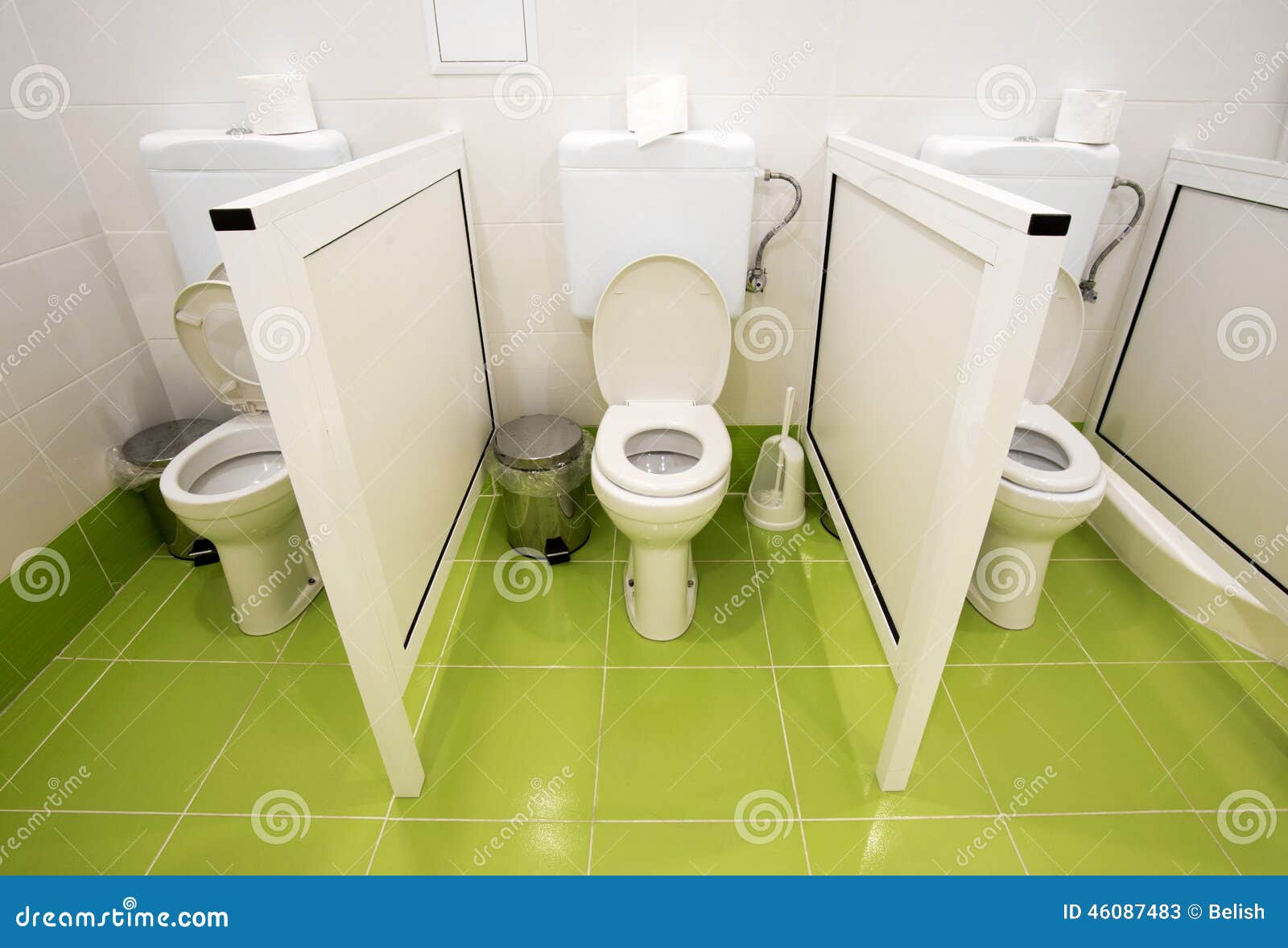 Petites Toilettes Pour Des Enfants Dans Un Jardin D'enfants Image stock -  Image du vivacité, lettres: 46087483