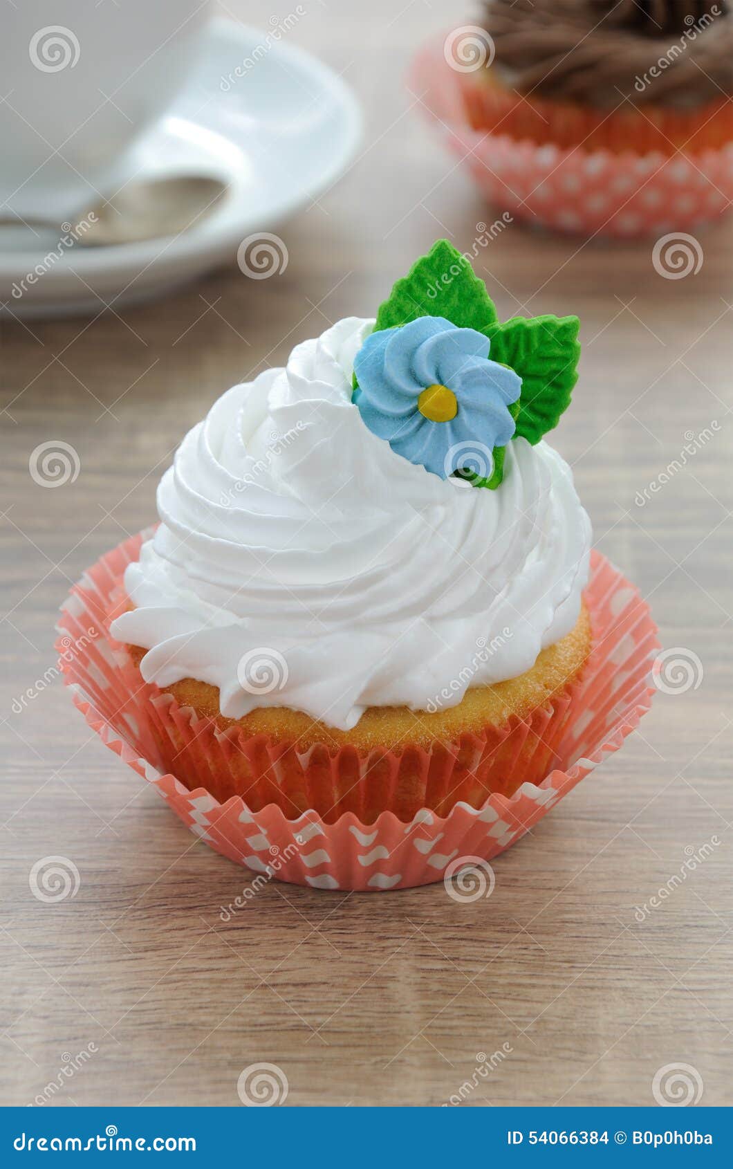 Petits Gateaux Avec La Decoration De Creme Et De Massepain De Beurre Photo Stock Image Du Gateau Rose Petits Gateaux Avec La Decoration De Creme Et De Massepain De Beurre Photo Stock Image Du Gateau Rose