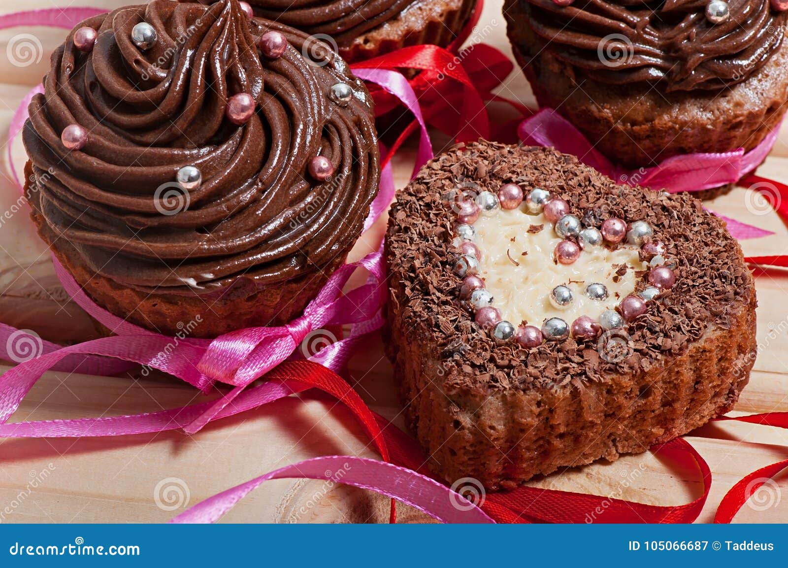 Petits Gateaux De Chocolat Avec De La Creme De Chocolat Et Le Petit Gateau Sous Forme De Coeur Decore Du Ruban Sur Un Fond En B Image Stock Image Du Plaque Petits Gateaux De Chocolat Avec De La Creme De Chocolat Et Le Petit Gateau Sous Forme De Coeur Decore Du Ruban Sur Un Fond En B Image Stock Image Du Plaque