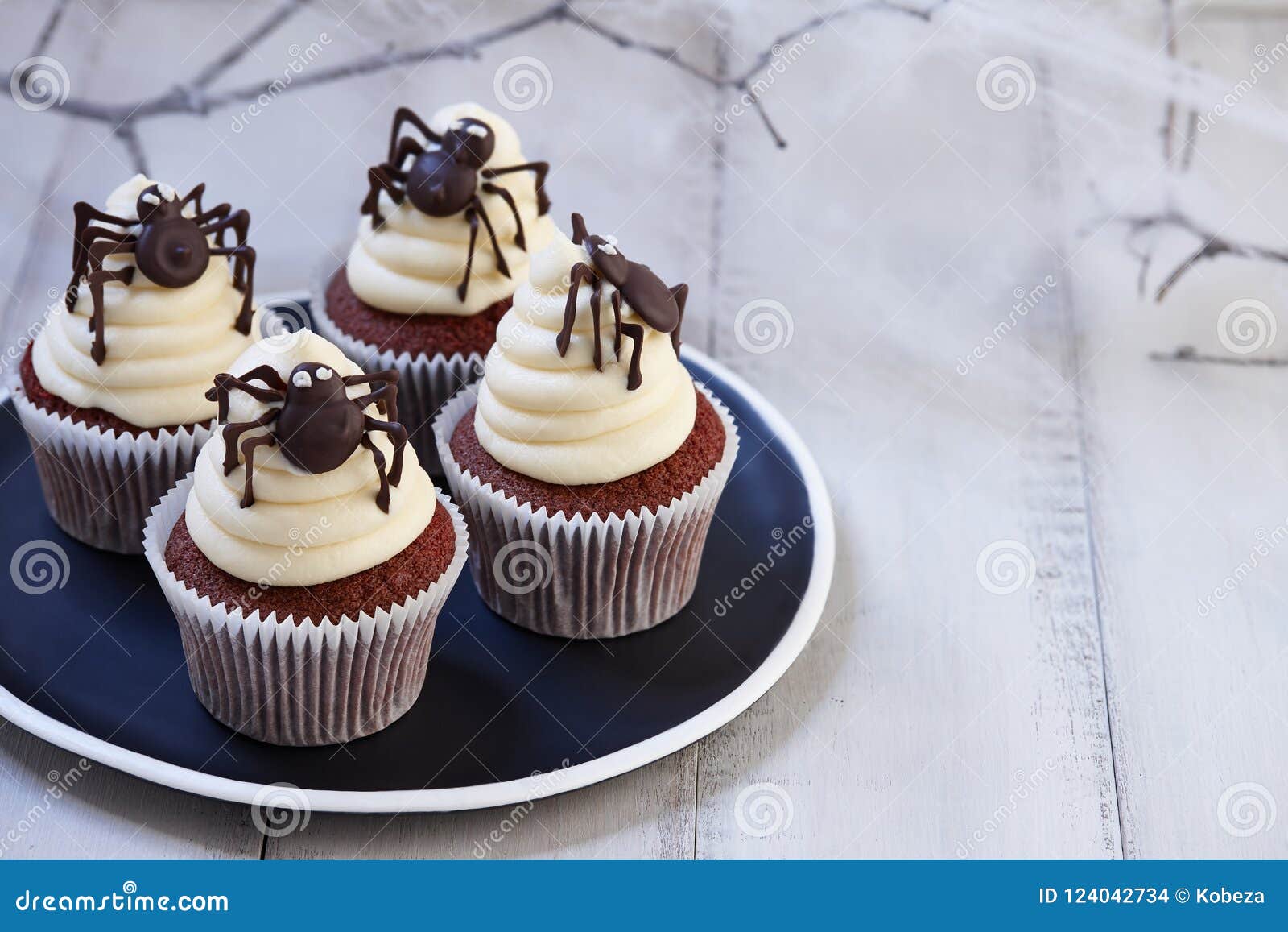 Petits Gâteaux De Halloween Avec Des Araignées De Chocolat Sur Les