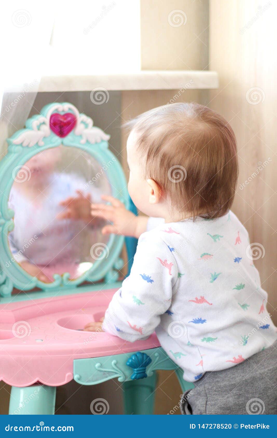 Petits Jeux D Enfant Devant Un Miroir De Jouet Dans La Creche Photo Stock Image Du Amusement Joie Petits Jeux D Enfant Devant Un Miroir De Jouet Dans La Creche Photo Stock Image Du Amusement Joie