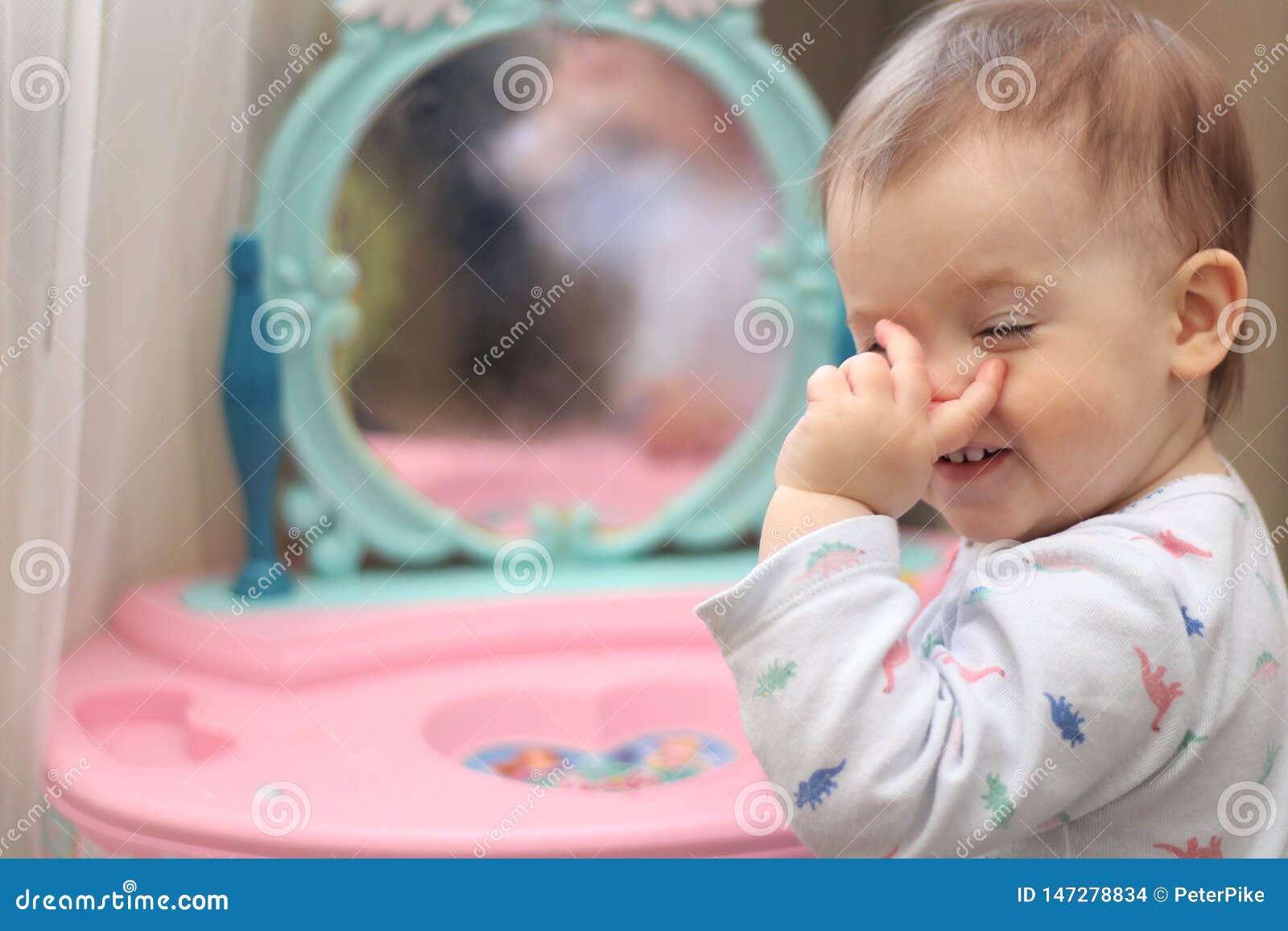Petits Jeux D Enfant Devant Un Miroir De Jouet Dans La Creche Photo Stock Image Du Robe Moderne Petits Jeux D Enfant Devant Un Miroir De Jouet Dans La Creche Photo Stock Image Du Robe Moderne