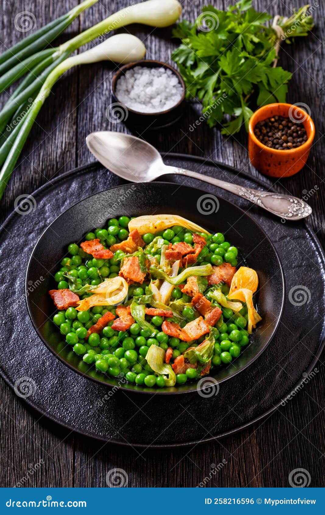 Petits pois braisés aux oignons nouveaux et salade