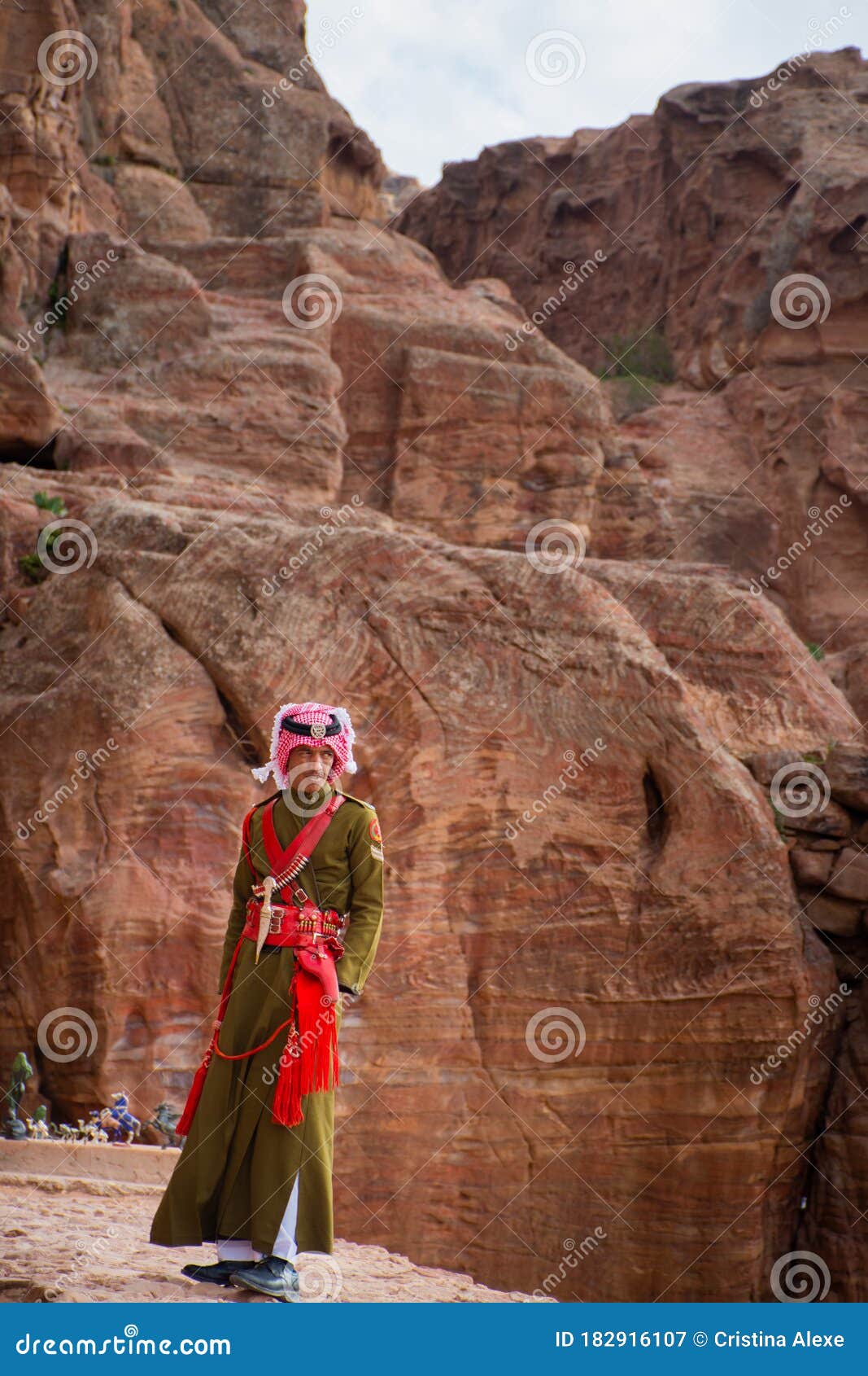Petra Jordan 17 De Marzo De 2019 : Hombre Con Ropa Tradicional Jordana En  La Antigua Ciudad De Petra Fotografía editorial - Imagen de paisaje,  tallado: 182916107