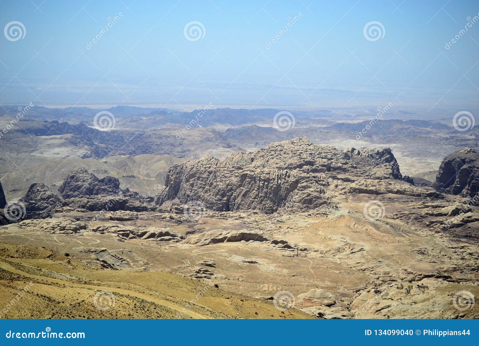 Petra, Джордан - старый город Nabatean в красном естественном утесе и с местными бедуинами, всемирным наследием ЮНЕСКО. Всемирное наследие ЮНЕСКО в Джордан