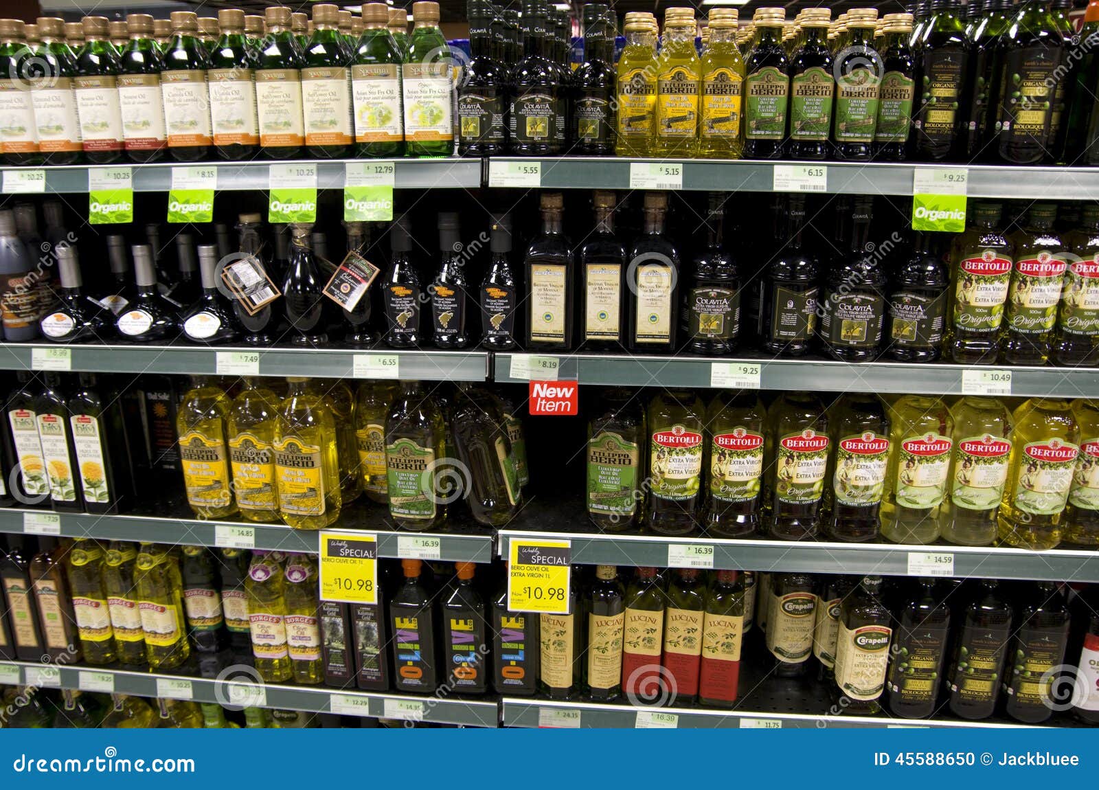 Petróleo verde-oliva. Variedade de azeite para a venda em uma mercearia em Vancôver do centro