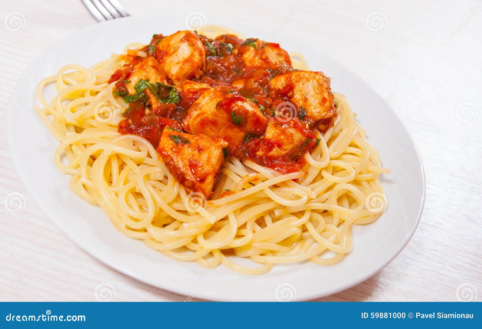 Petto Di Pollo in Salsa Al Pomodoro Con Gli Spaghetti Fotografia Stock -  Immagine di condimento, ricetta: 59881000
