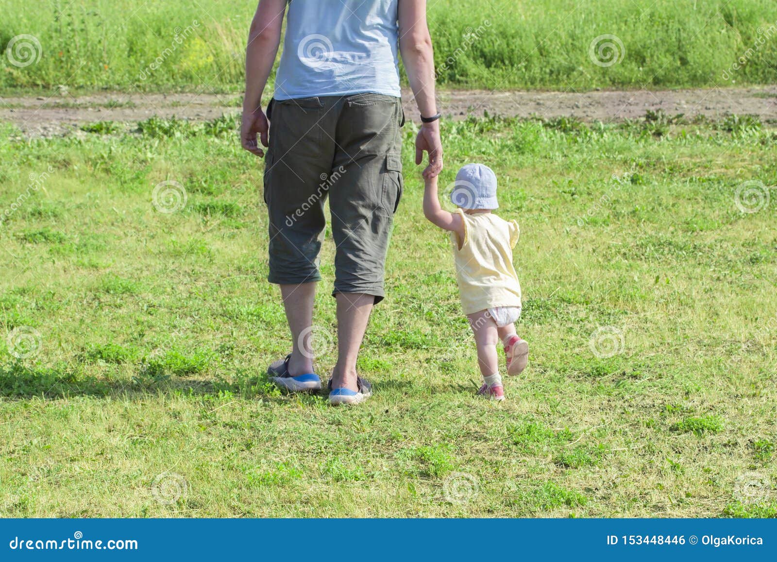 Peu Bebe De 1 An D Enfant Va Tenir La Main Du Papa Le Pere Marche Avec L Enfant Par L Herbe Verte Le Bebe Apprend T Photo Stock Image Du Enfant Inquieter Peu Bebe De 1 An D Enfant Va Tenir La Main Du Papa Le Pere Marche Avec L Enfant Par L Herbe Verte Le Bebe Apprend T Photo Stock Image Du Enfant Inquieter