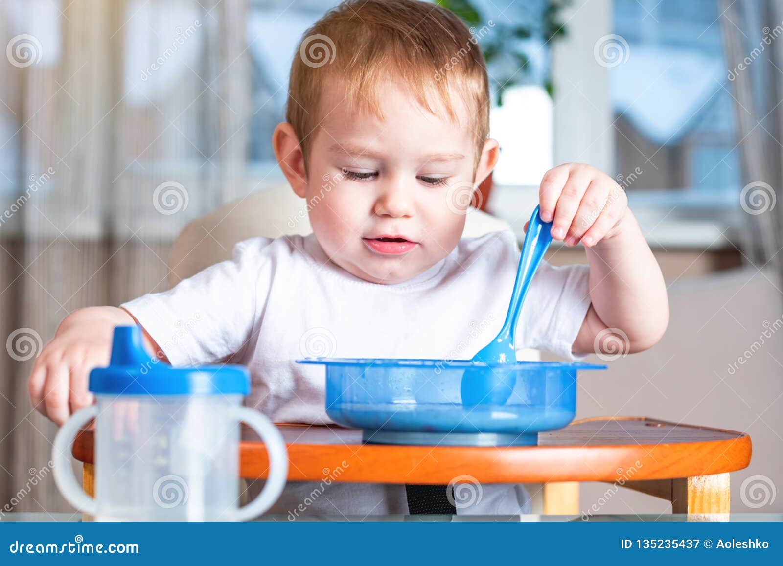 Peu Bebe Garcon Apprenant A Manger Avec Une Cuillere Lui Meme A La Table D Enfants Dans La Cuisine Concept D Aliment Pour Bebe Sa Image Stock Image Du Regime Regard Peu Bebe Garcon Apprenant A Manger Avec Une Cuillere Lui Meme A La Table D Enfants Dans La Cuisine Concept D Aliment Pour Bebe Sa Image Stock Image Du Regime Regard