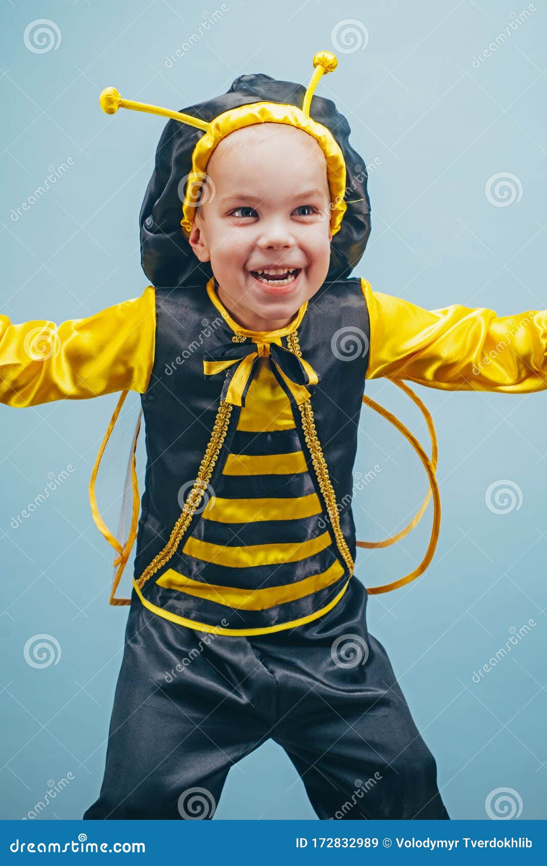 Peu D'enfant Avec Un Costume D'abeille Sur Le Carnaval. Petit Garçon  Heureux. Gros Plan. Bébé Adorable S'amusant. Garçon Drôle. he Image stock -  Image du abstrait, aventure: 172832989