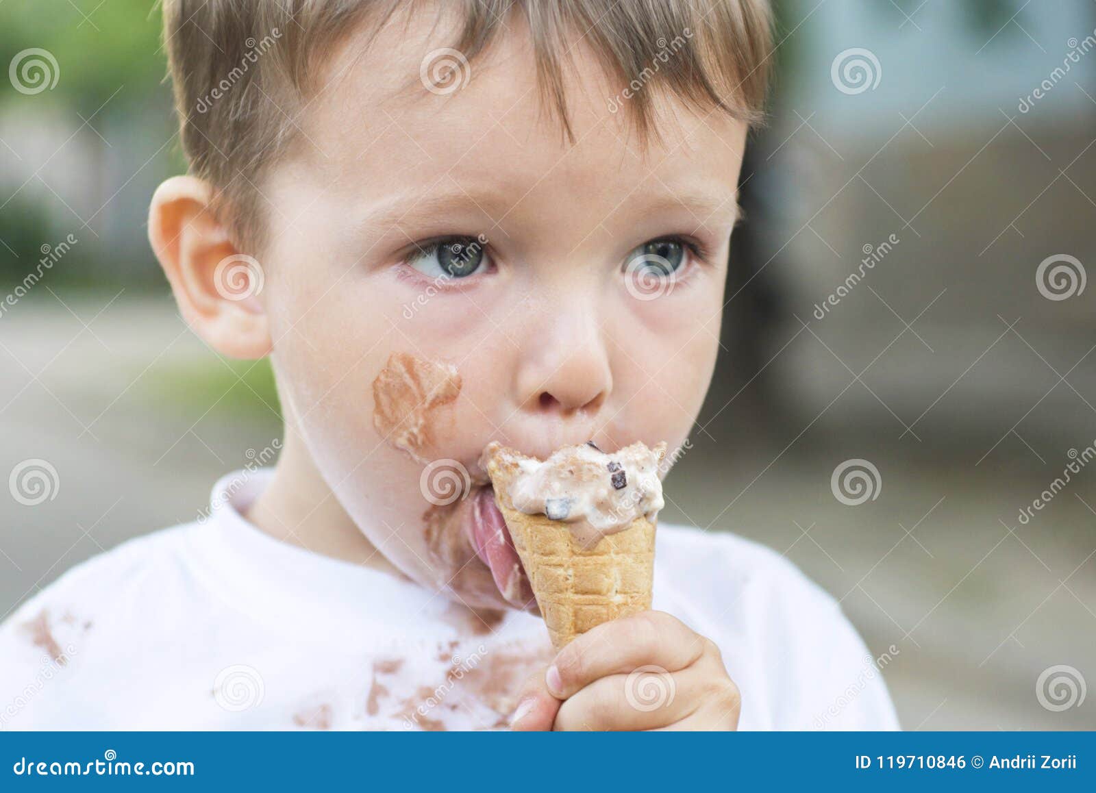 Peu D Enfant Mange De La Glace Pendant L Ete Garcon Mignon D Enfant En Bas Age Mangeant De La Glace Enfant Avec Le Visage Sale Ma Photo Stock Image Du Froid Personne Peu D Enfant Mange De La Glace Pendant L Ete Garcon Mignon D Enfant En Bas Age Mangeant De La Glace Enfant Avec Le Visage Sale Ma Photo Stock Image Du Froid Personne