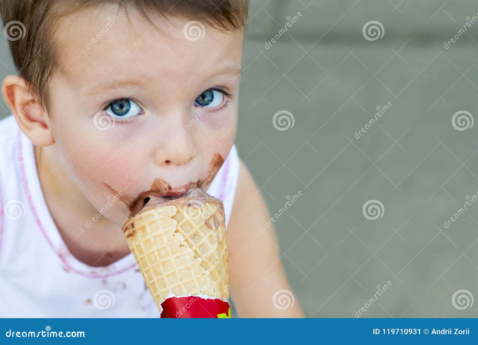 Peu D Enfant Mange De La Glace Pendant L Ete Garcon Mignon D Enfant En Bas Age Mangeant De La Glace Enfant Avec Le Visage Sale Ma Image Stock Image Du Adorable Amusement Peu D Enfant Mange De La Glace Pendant L Ete Garcon Mignon D Enfant En Bas Age Mangeant De La Glace Enfant Avec Le Visage Sale Ma Image Stock Image Du Adorable Amusement