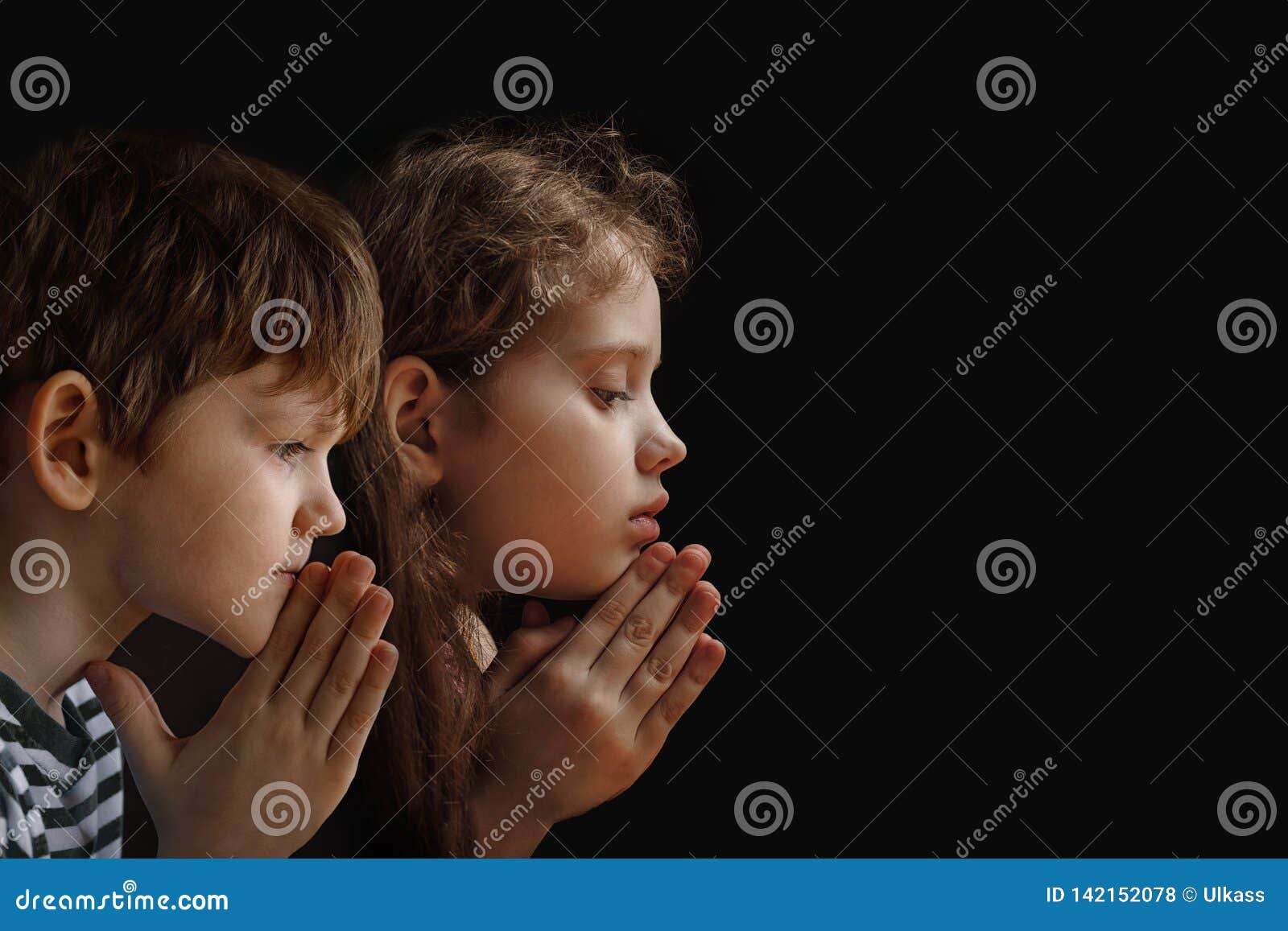 Peu D Enfant A Plie Sa Main Avec La Priere A L Arriere Plan Noir Photo Stock Image Du Beau Gens