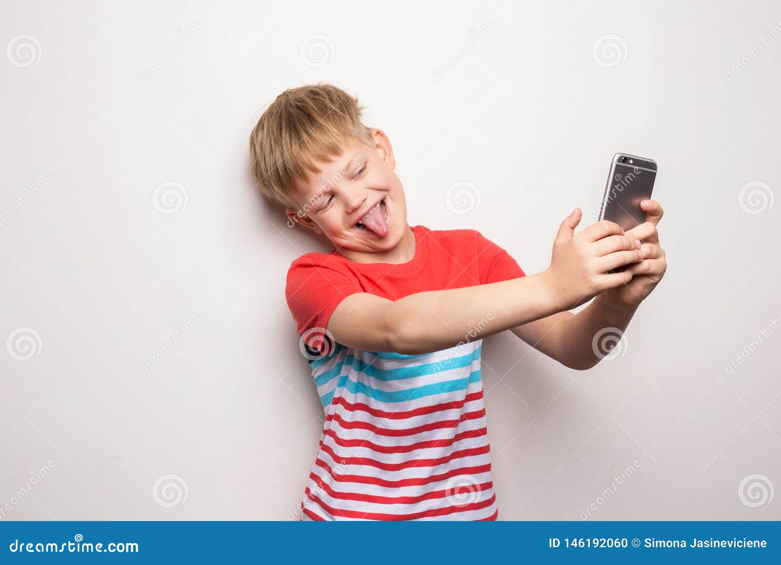 Enfant Tenant Un Téléphone Portable Sur Fond Blanc