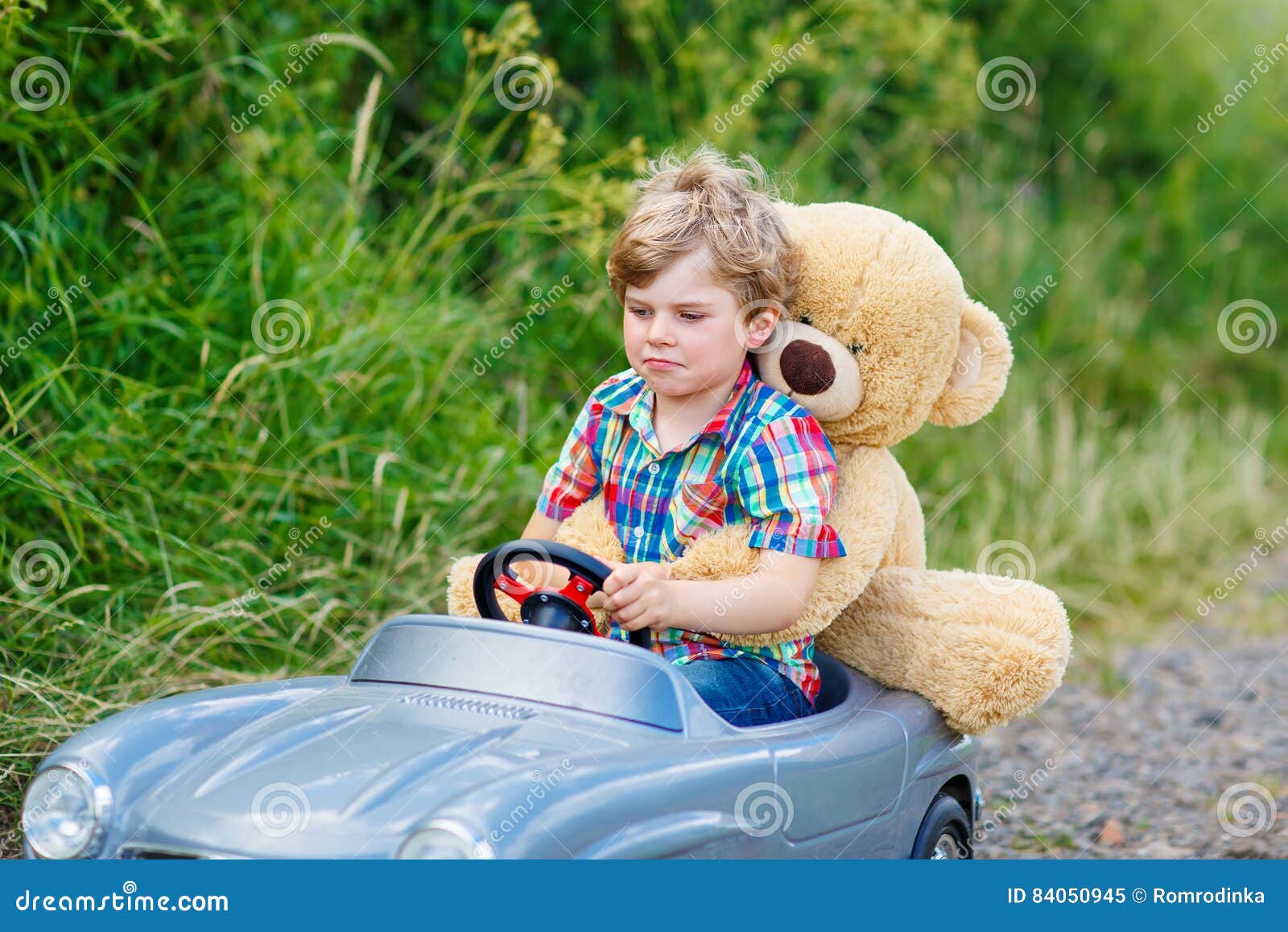 Peu De Garçon D'enfant Conduisant La Grande Voiture De Jouet Avec Un Ours,  Dehors Image stock - Image du drôle, amusement: 84050945