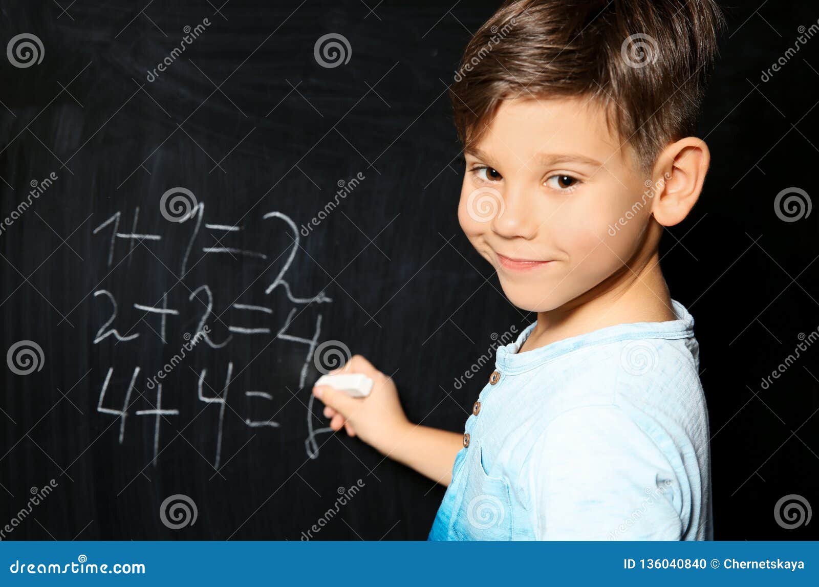 Peu Enfant Avec La Craie Faisant Des Maths Photo stock - Image du  amusement, craie: 136040840