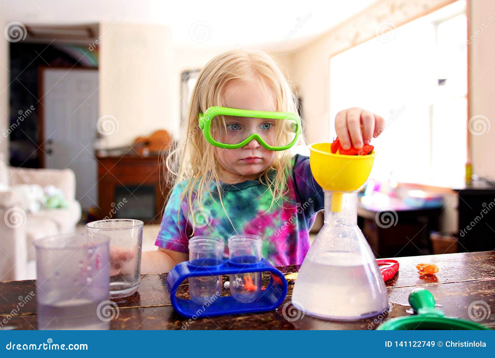 Peu Enfant Faisant La Science Experiement Avec Toy Scientist Kit Image  stock - Image du fonctionnement, fille: 141122749