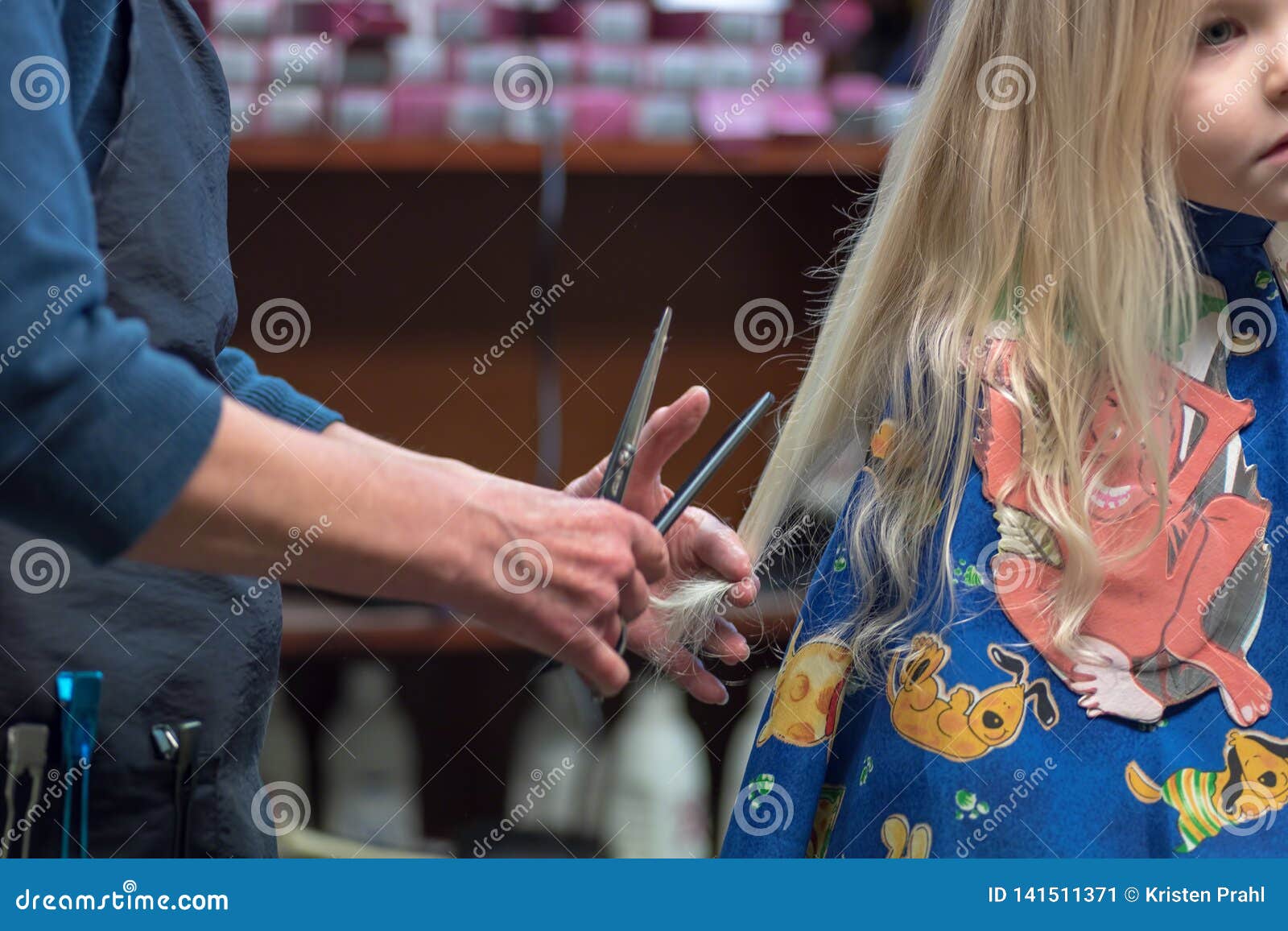 Peu Fille Blonde Obtenant La Premiere Coupe De Cheveux Image Stock Image Du Gosses Flaxen Peu Fille Blonde Obtenant La Premiere Coupe De Cheveux Image Stock Image Du Gosses Flaxen